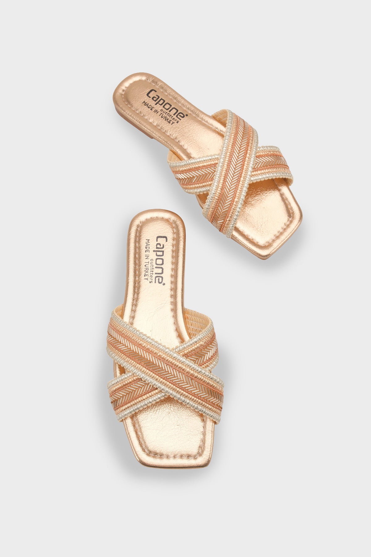 Ketty Düz Topuklu Parlak Küt Burunlu Çapraz Bantlı Kadın Terlik