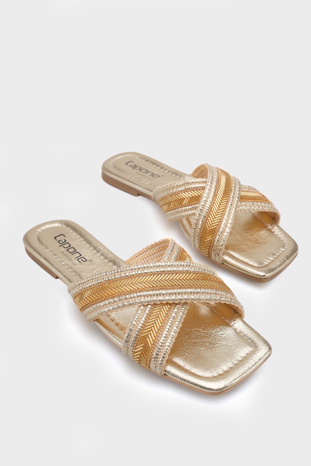 Ketty Düz Topuklu Parlak Küt Burunlu Çapraz Bantlı Kadın Terlik