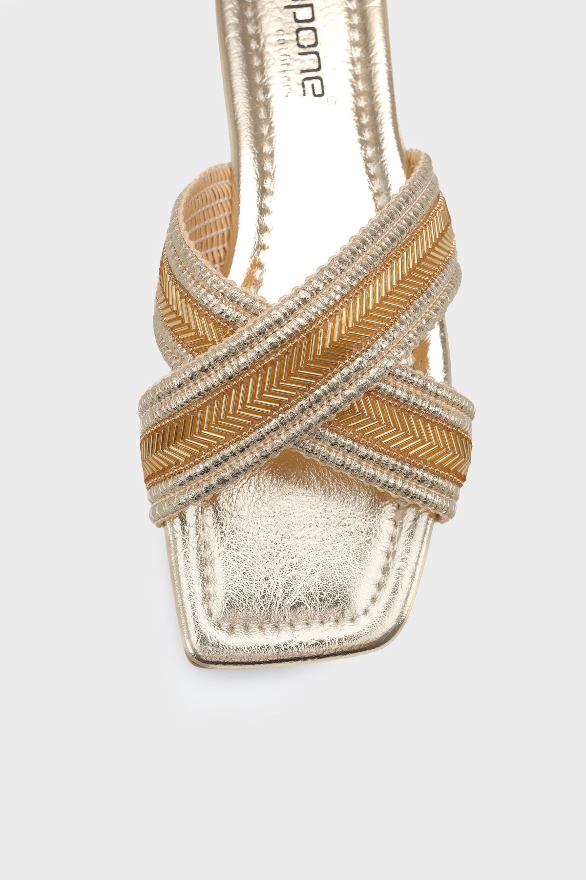 Ketty Düz Topuklu Parlak Küt Burunlu Çapraz Bantlı Kadın Terlik