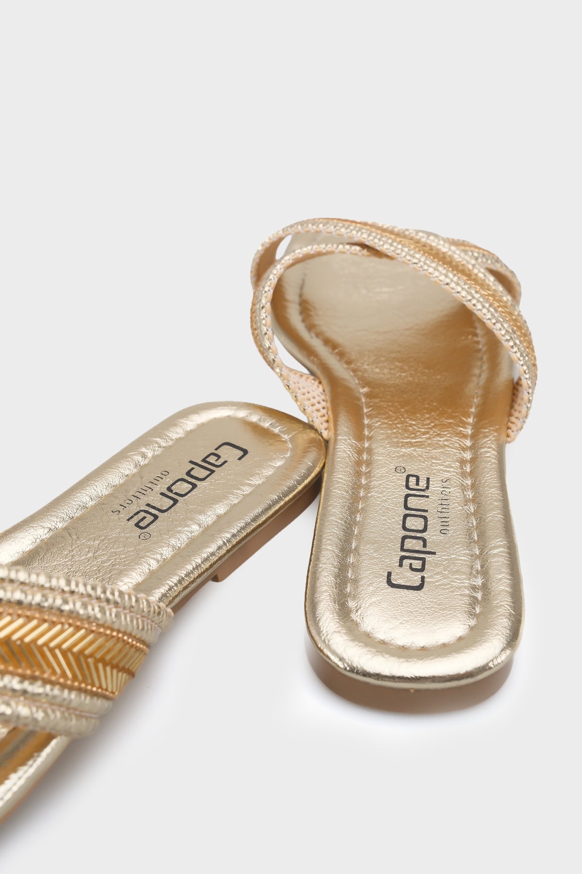 Ketty Düz Topuklu Parlak Küt Burunlu Çapraz Bantlı Kadın Terlik