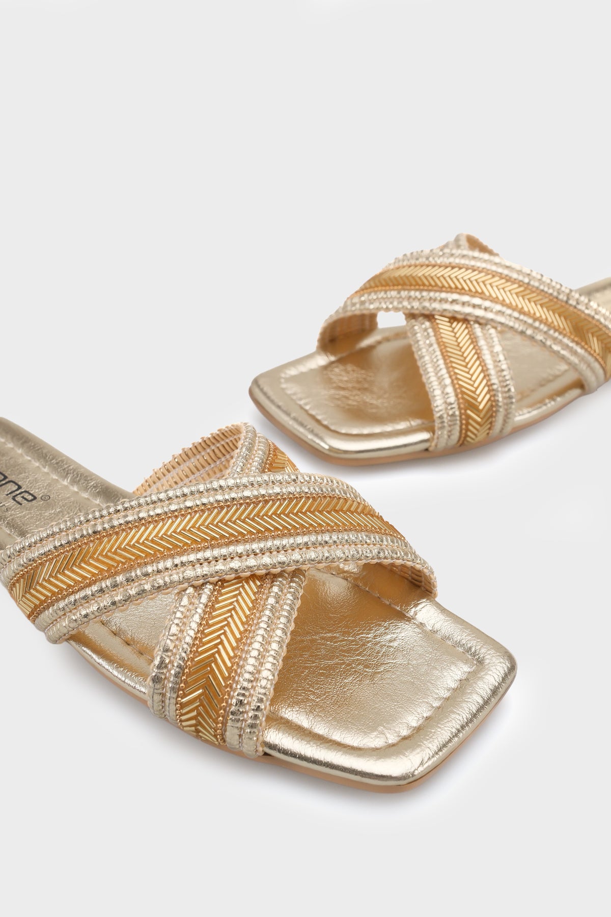 Ketty Düz Topuklu Parlak Küt Burunlu Çapraz Bantlı Kadın Terlik