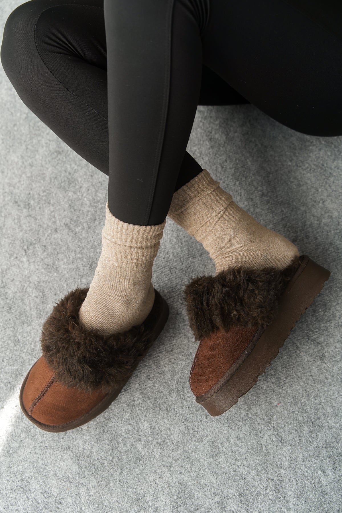 Florri Tüylü Burnu Kapalı Kadın Terlik