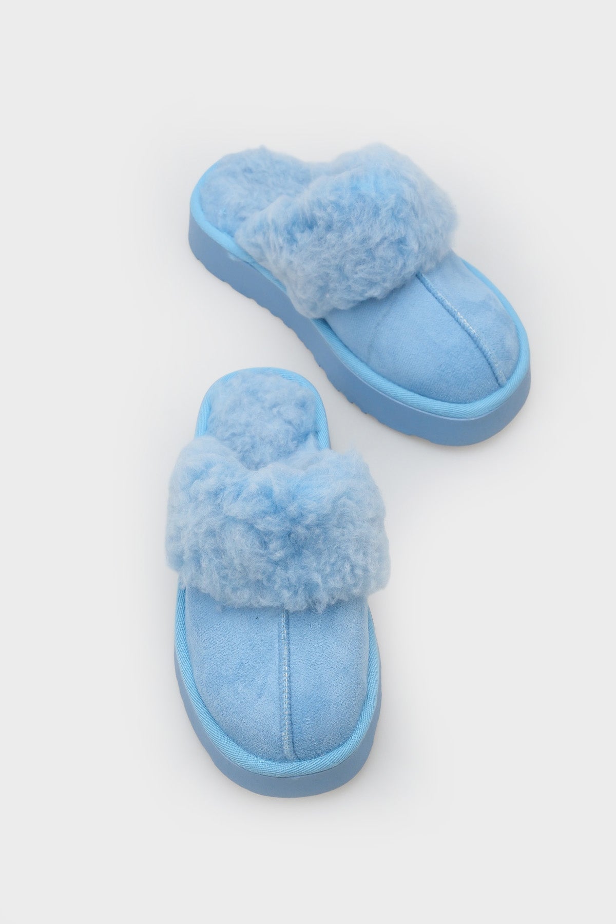 Florri Tüylü Burnu Kapalı Kadın Terlik