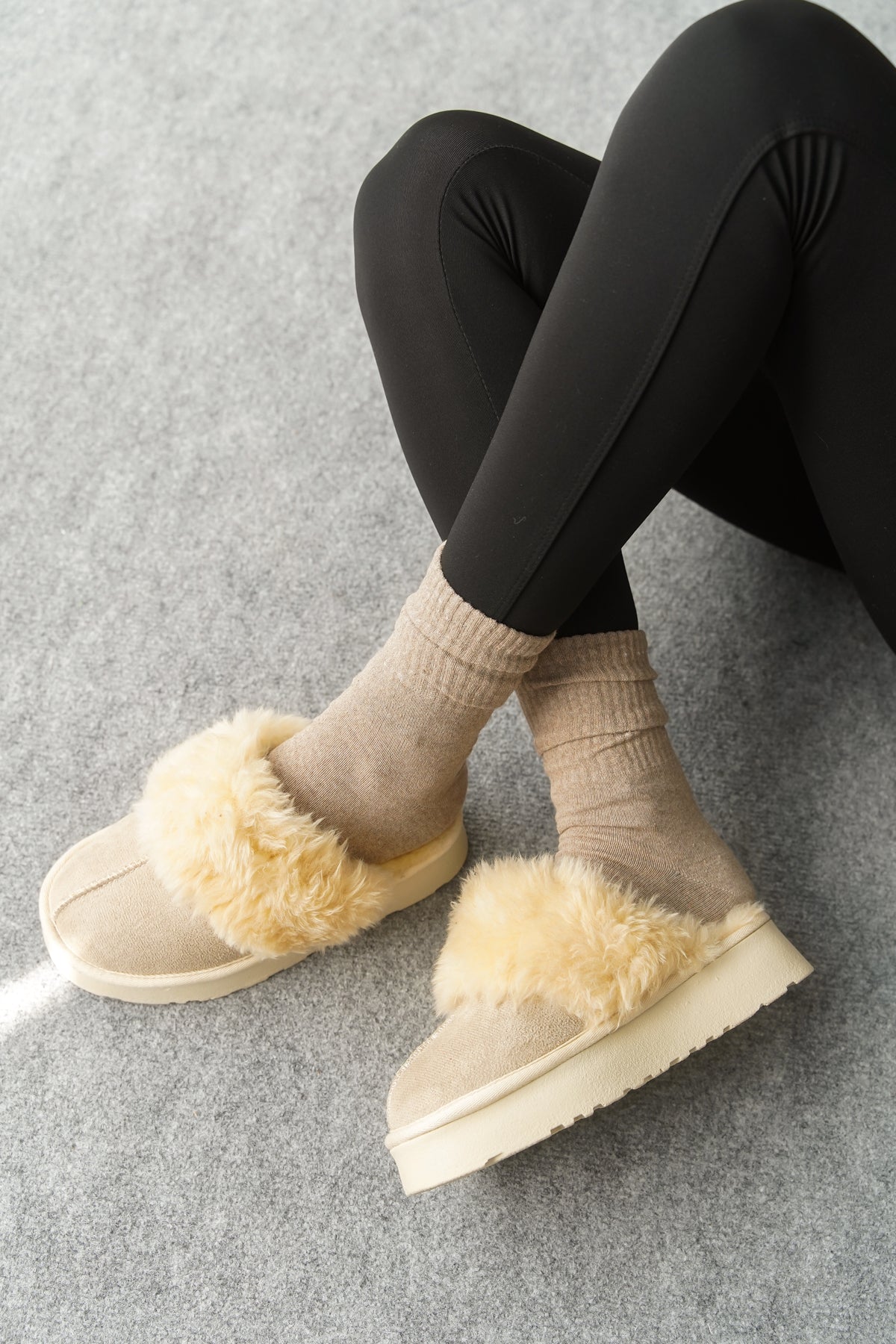 Florri Tüylü Burnu Kapalı Kadın Terlik