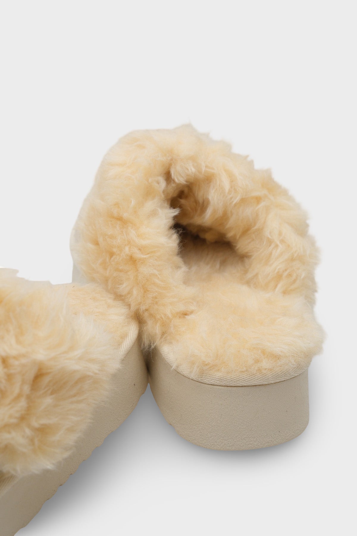 Florri Tüylü Burnu Kapalı Kadın Terlik