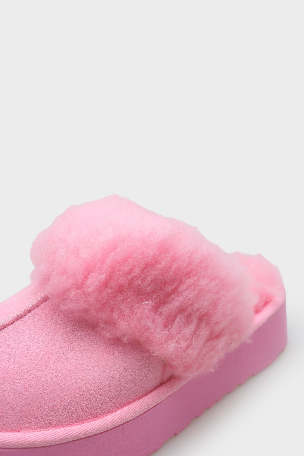 Florri Tüylü Burnu Kapalı Kadın Terlik