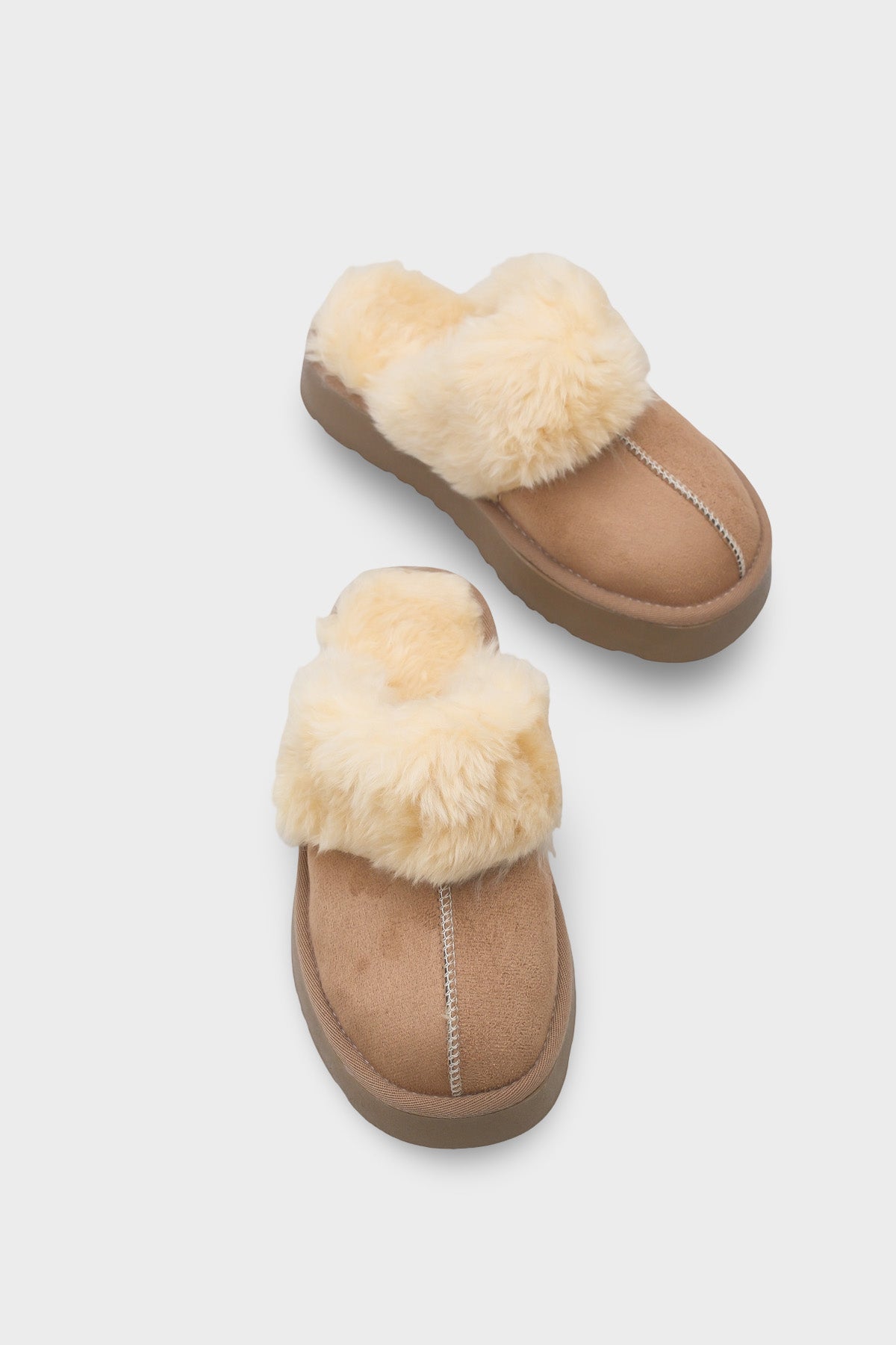 Florri Tüylü Burnu Kapalı Kadın Terlik