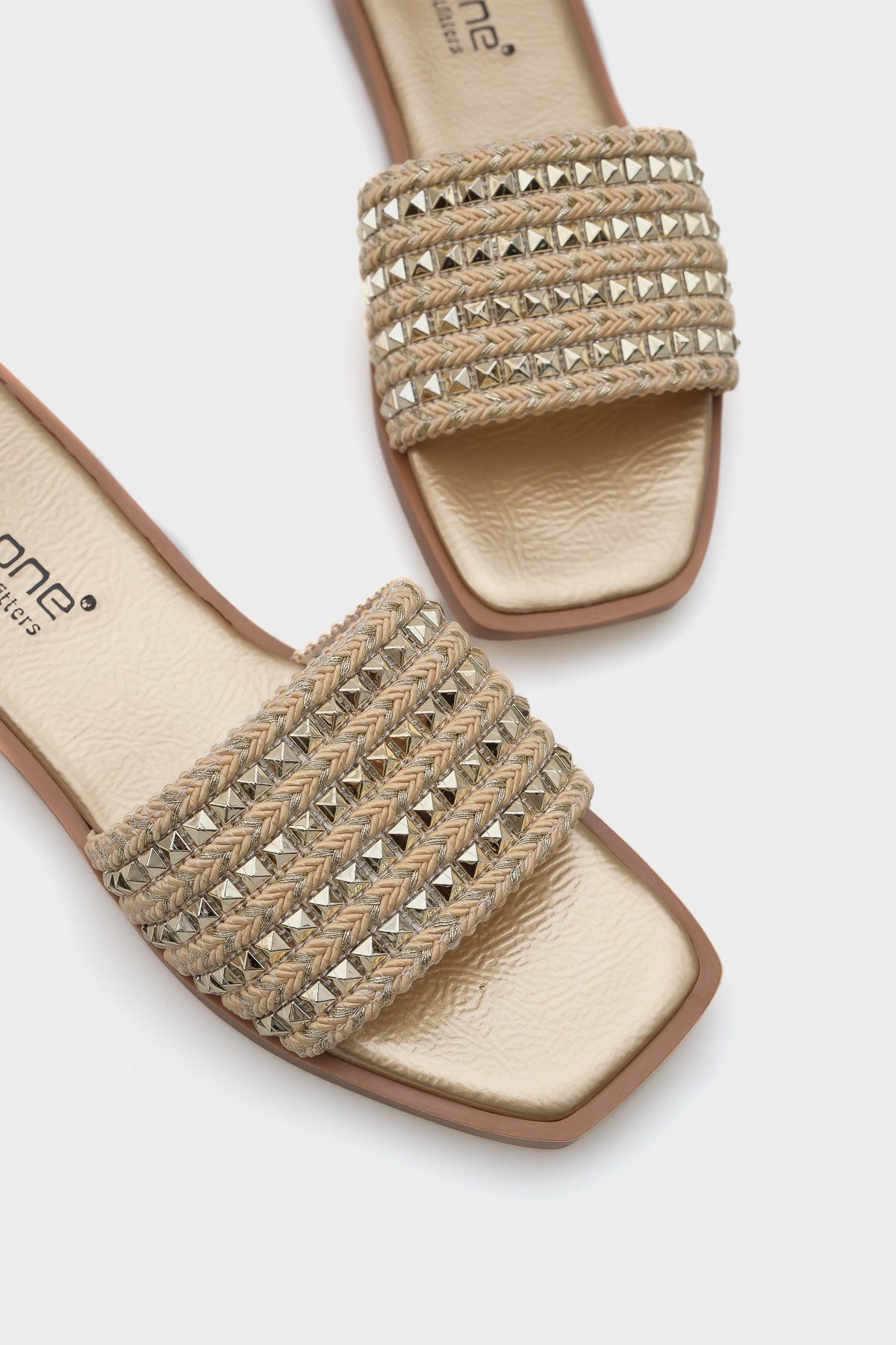 Kourtney Düz Topuklu Küt Burunlu Metal Aksesuarlı Hasır Kadın Terlik