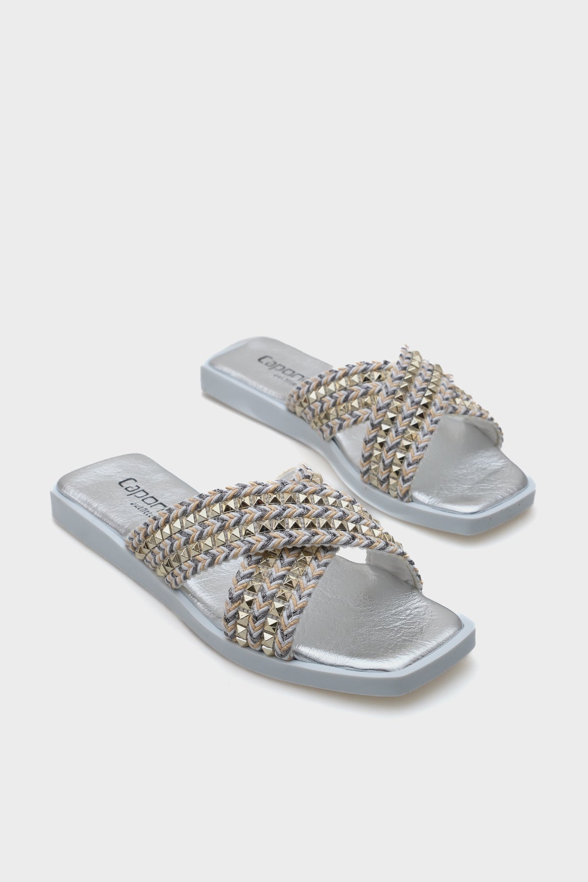 Kyla Düz Topuklu Küt Burunlu Metal Aksesuarlı Çapraz Bantlı Hasır Kadın Terlik