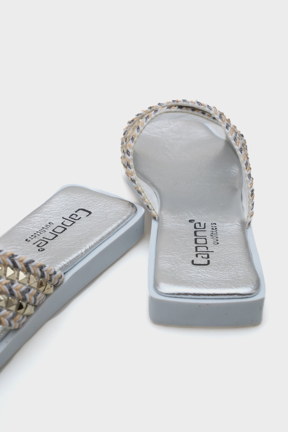 Kyla Düz Topuklu Küt Burunlu Metal Aksesuarlı Çapraz Bantlı Hasır Kadın Terlik