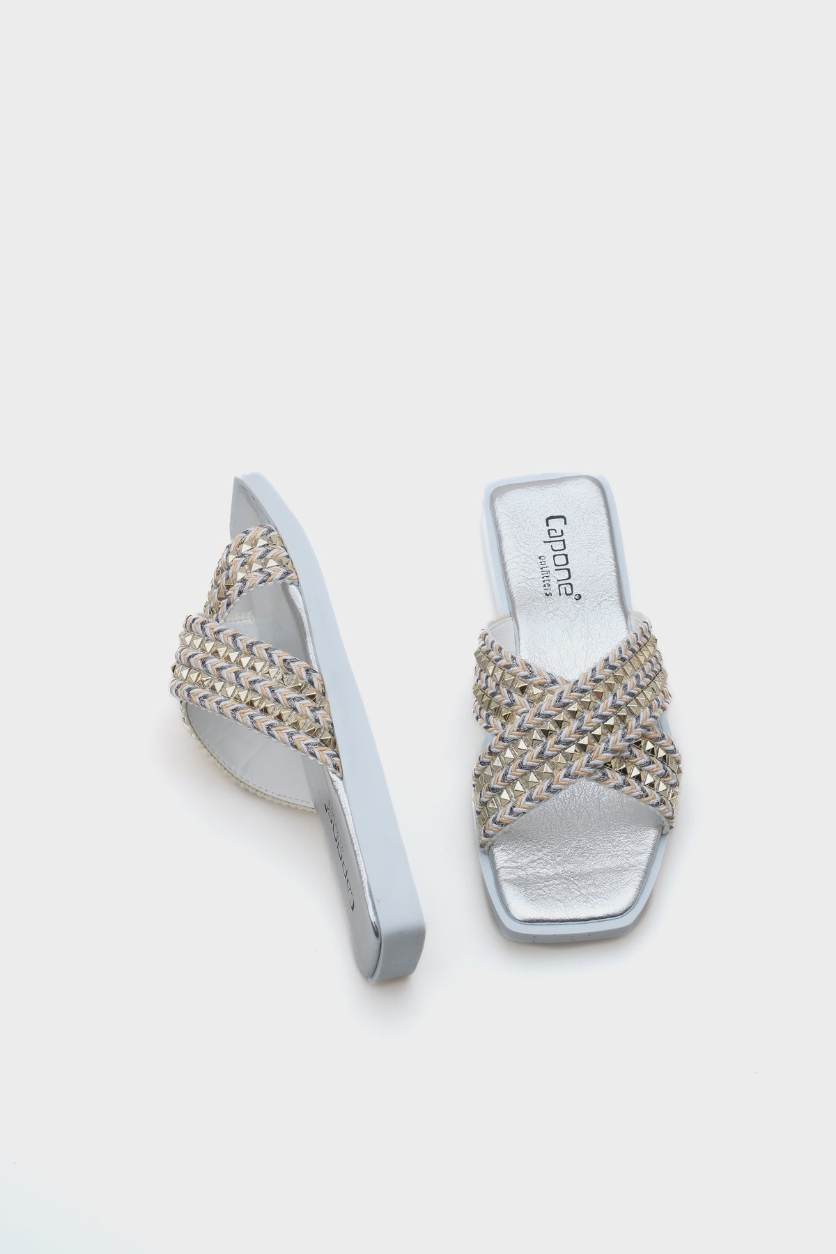 Kyla Düz Topuklu Küt Burunlu Metal Aksesuarlı Çapraz Bantlı Hasır Kadın Terlik