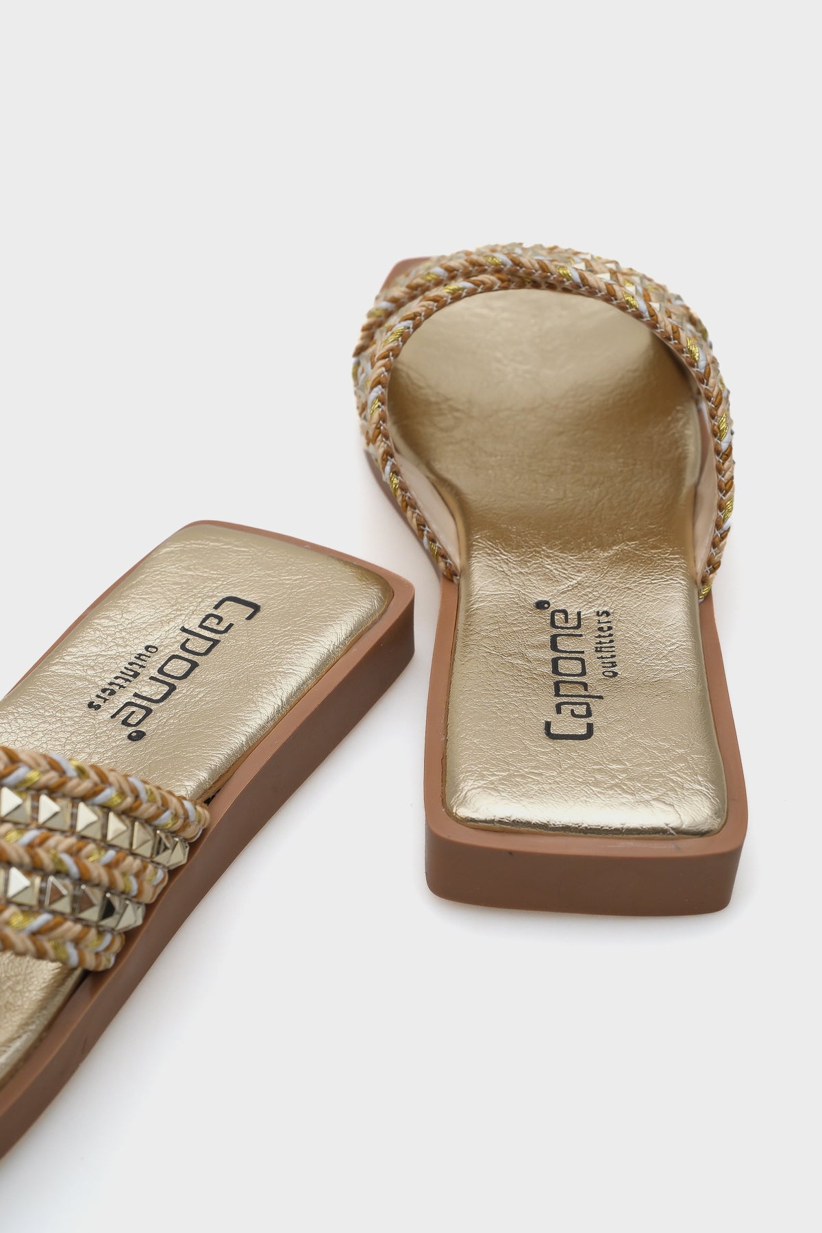 Kyla Düz Topuklu Küt Burunlu Metal Aksesuarlı Çapraz Bantlı Hasır Kadın Terlik