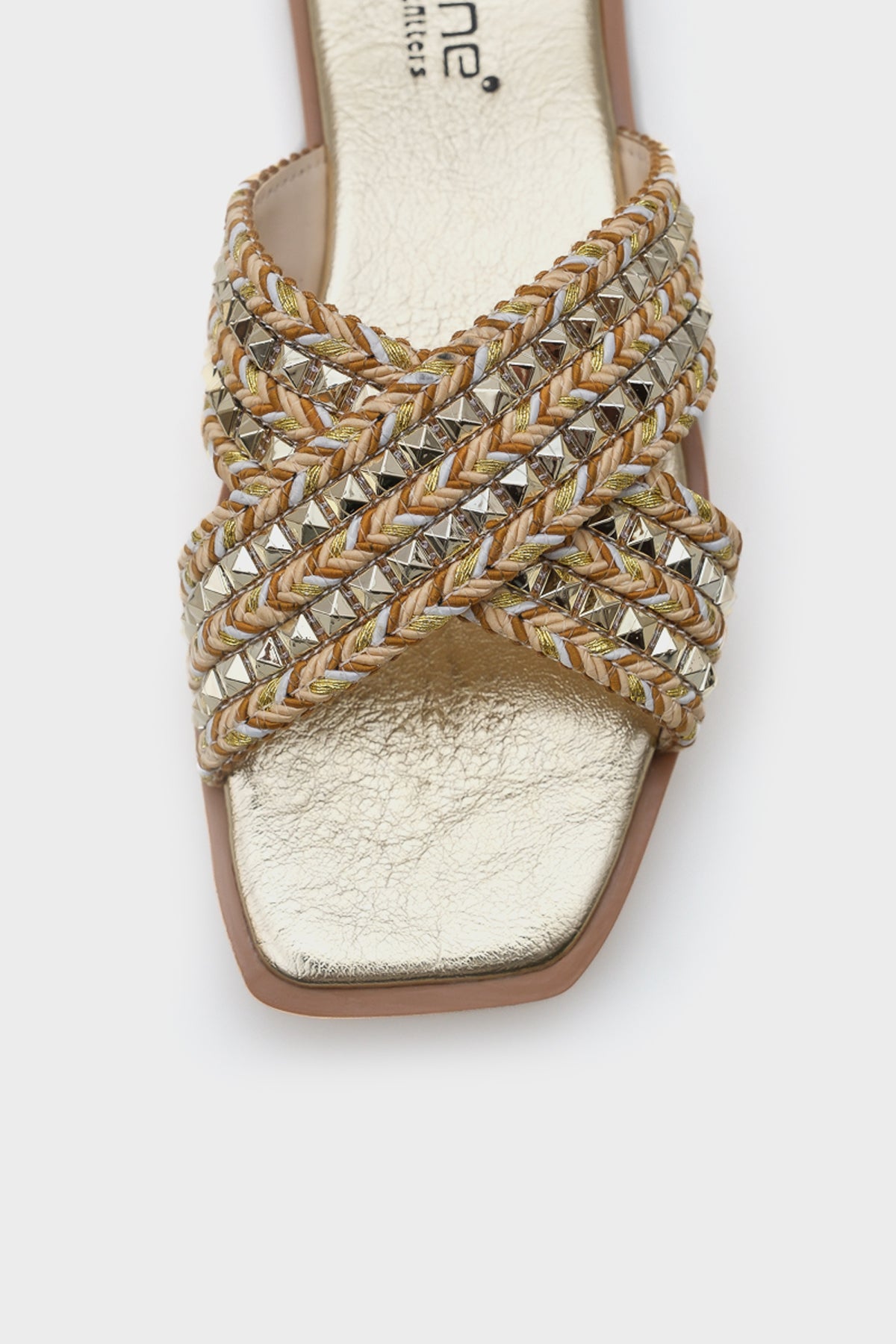 Kyla Düz Topuklu Küt Burunlu Metal Aksesuarlı Çapraz Bantlı Hasır Kadın Terlik