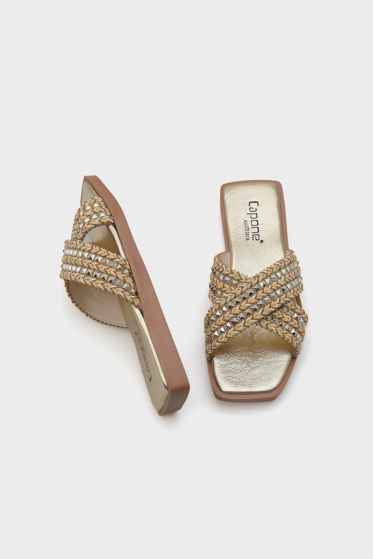 Kyla Düz Topuklu Küt Burunlu Metal Aksesuarlı Çapraz Bantlı Hasır Kadın Terlik