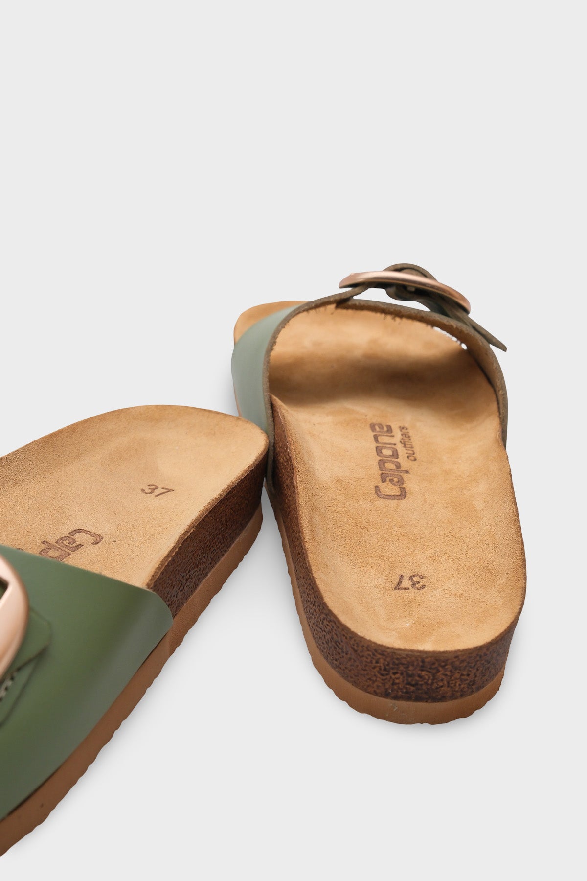 Lee Büyük Tokalı Anatomik Mantar Tabanlı Deri Terlik