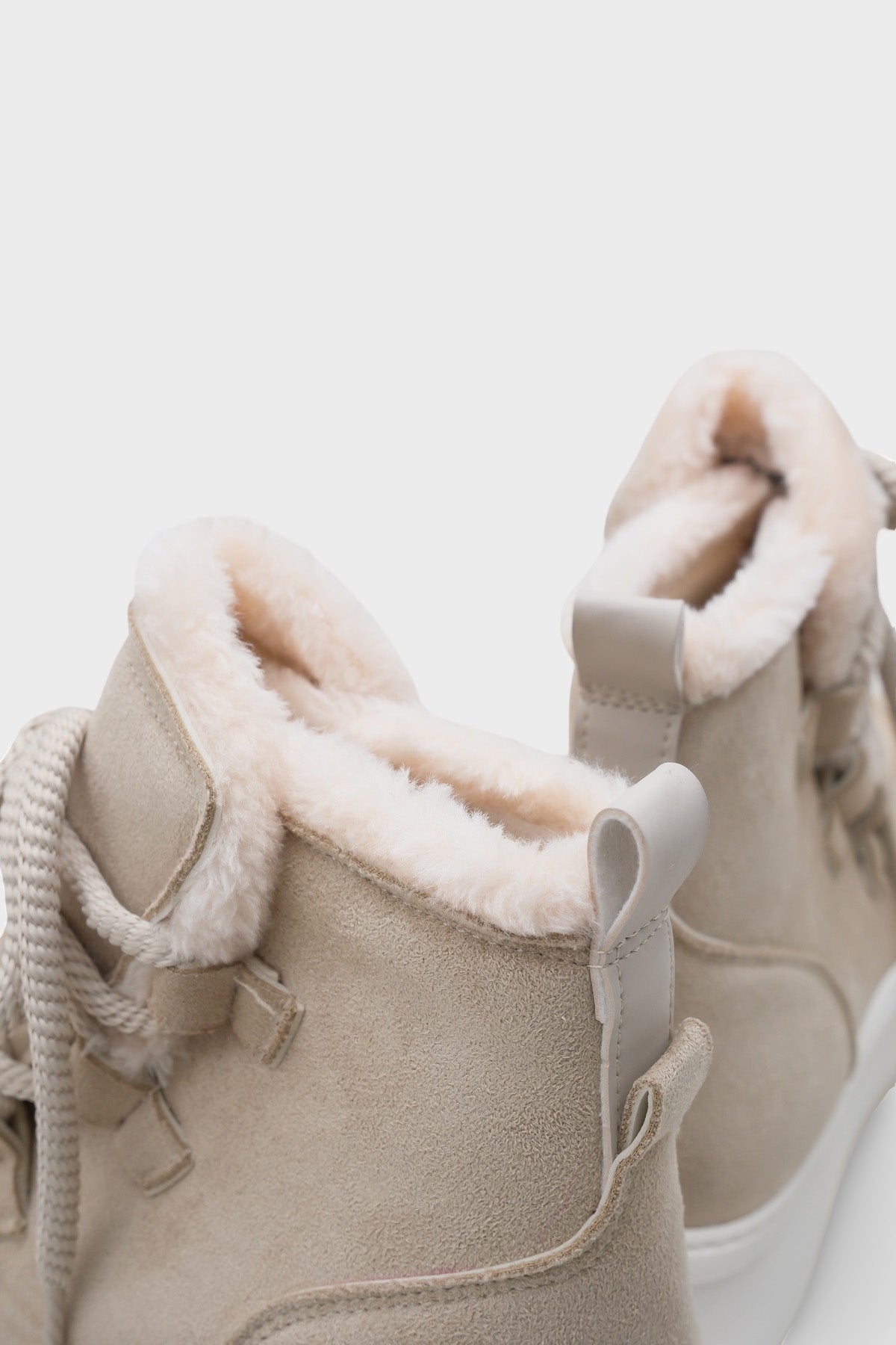 Agatha Kürklü Kadın Bot