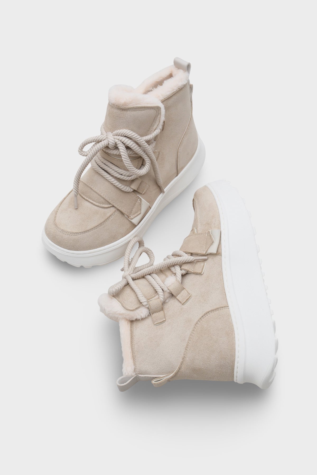 Agatha Kürklü Kadın Bot