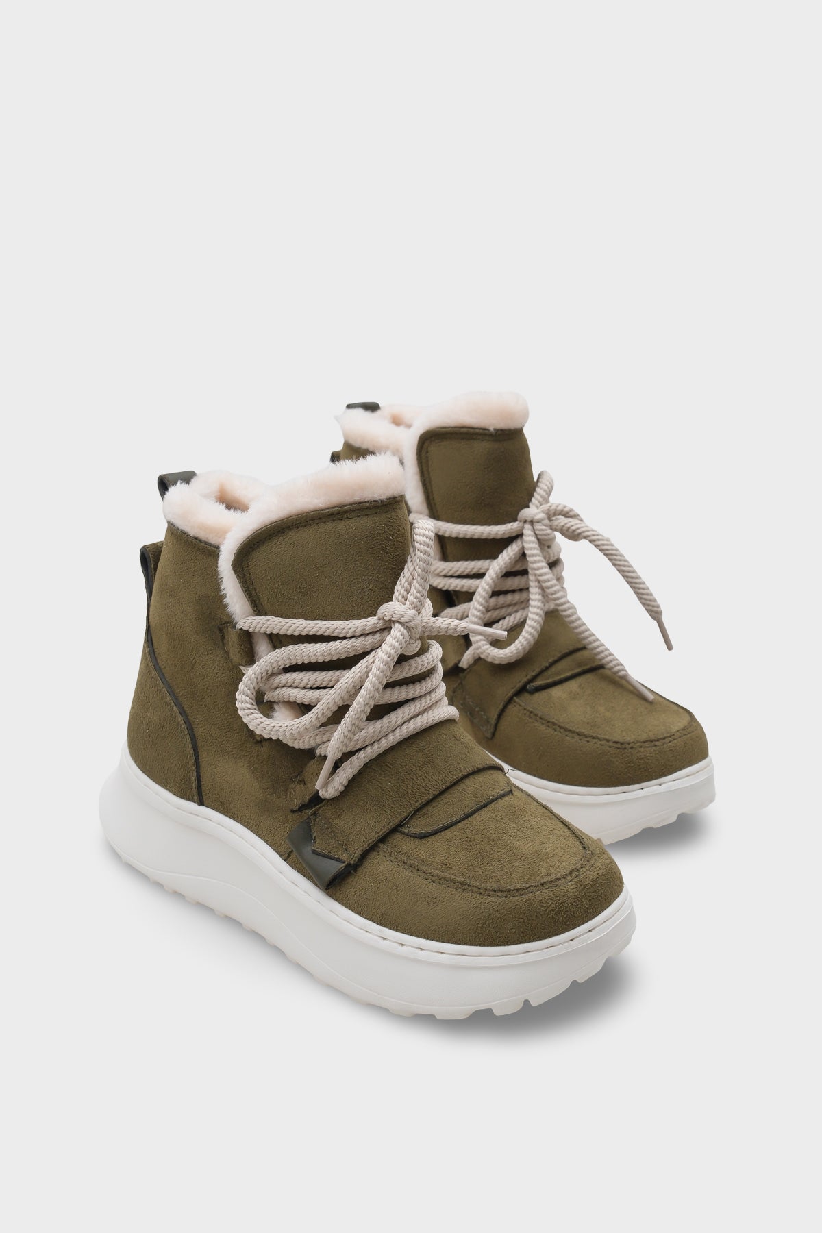 Agatha Kürklü Kadın Bot