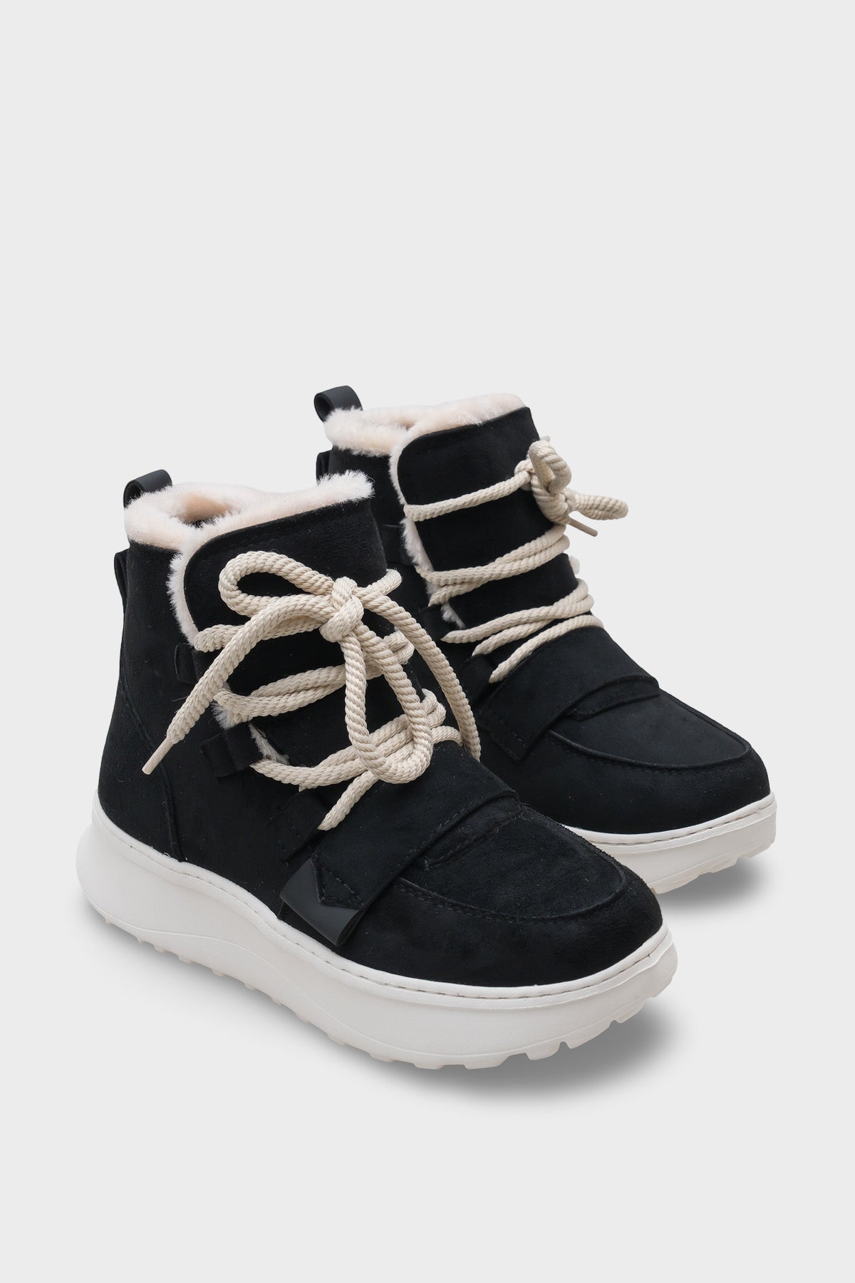 Agatha Kürklü Kadın Bot
