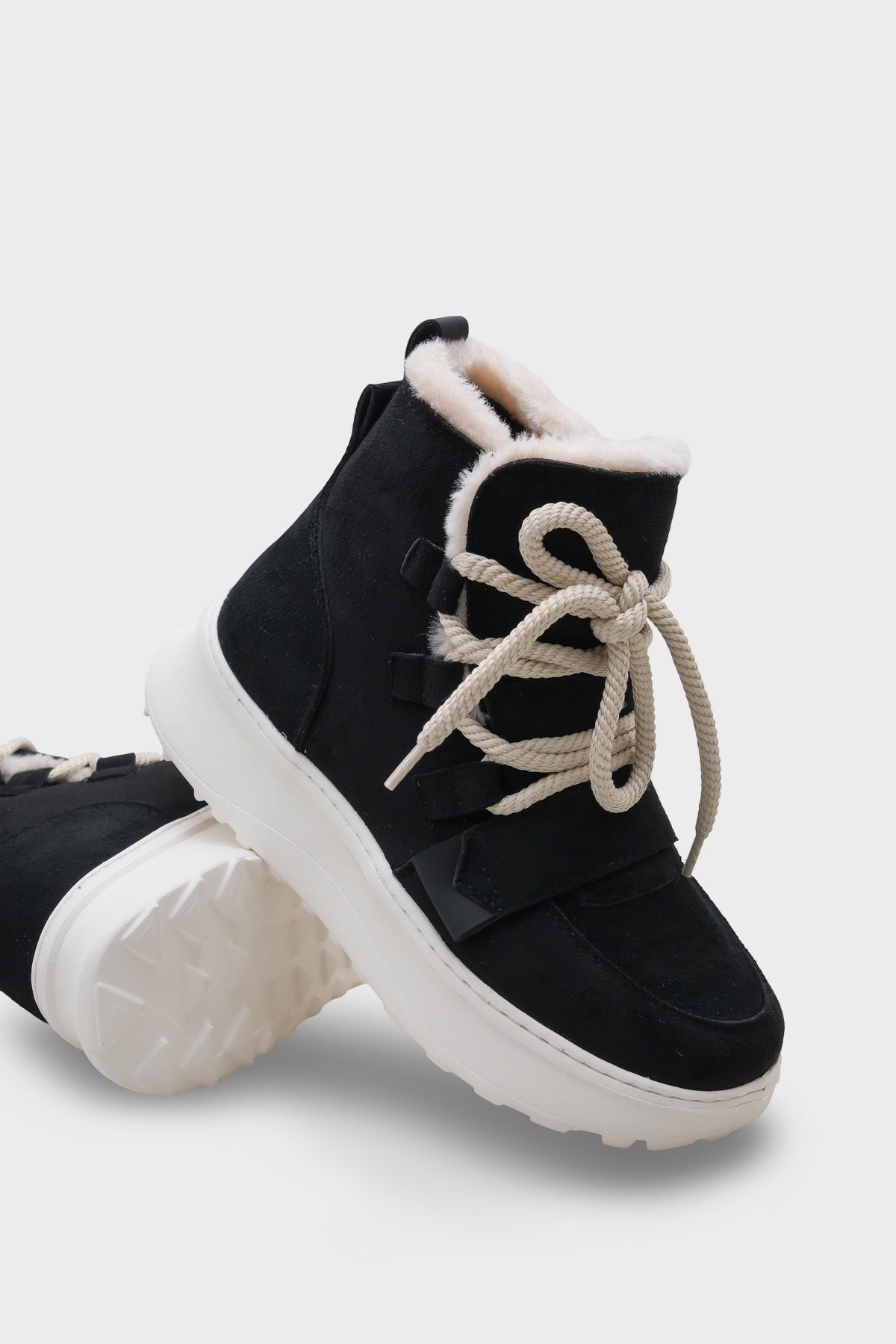 Agatha Kürklü Kadın Bot