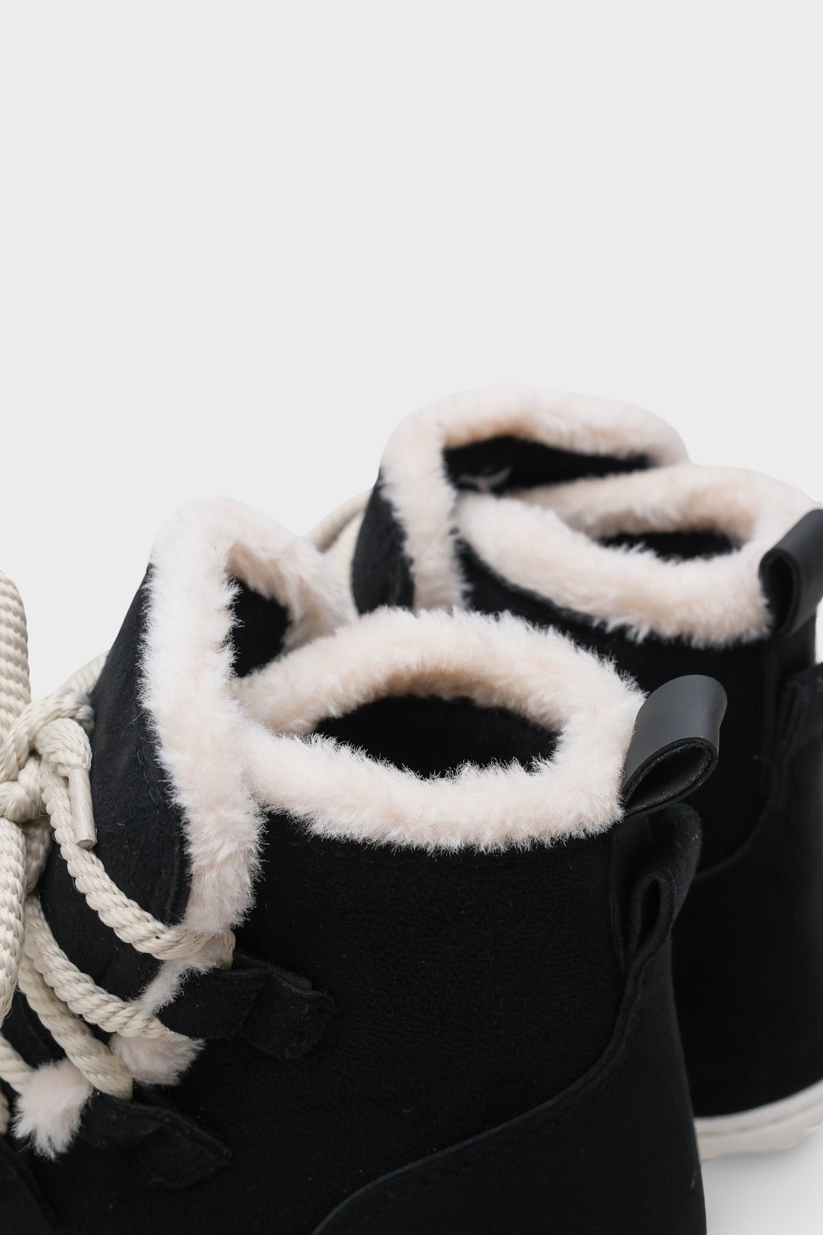 Agatha Kürklü Kadın Bot