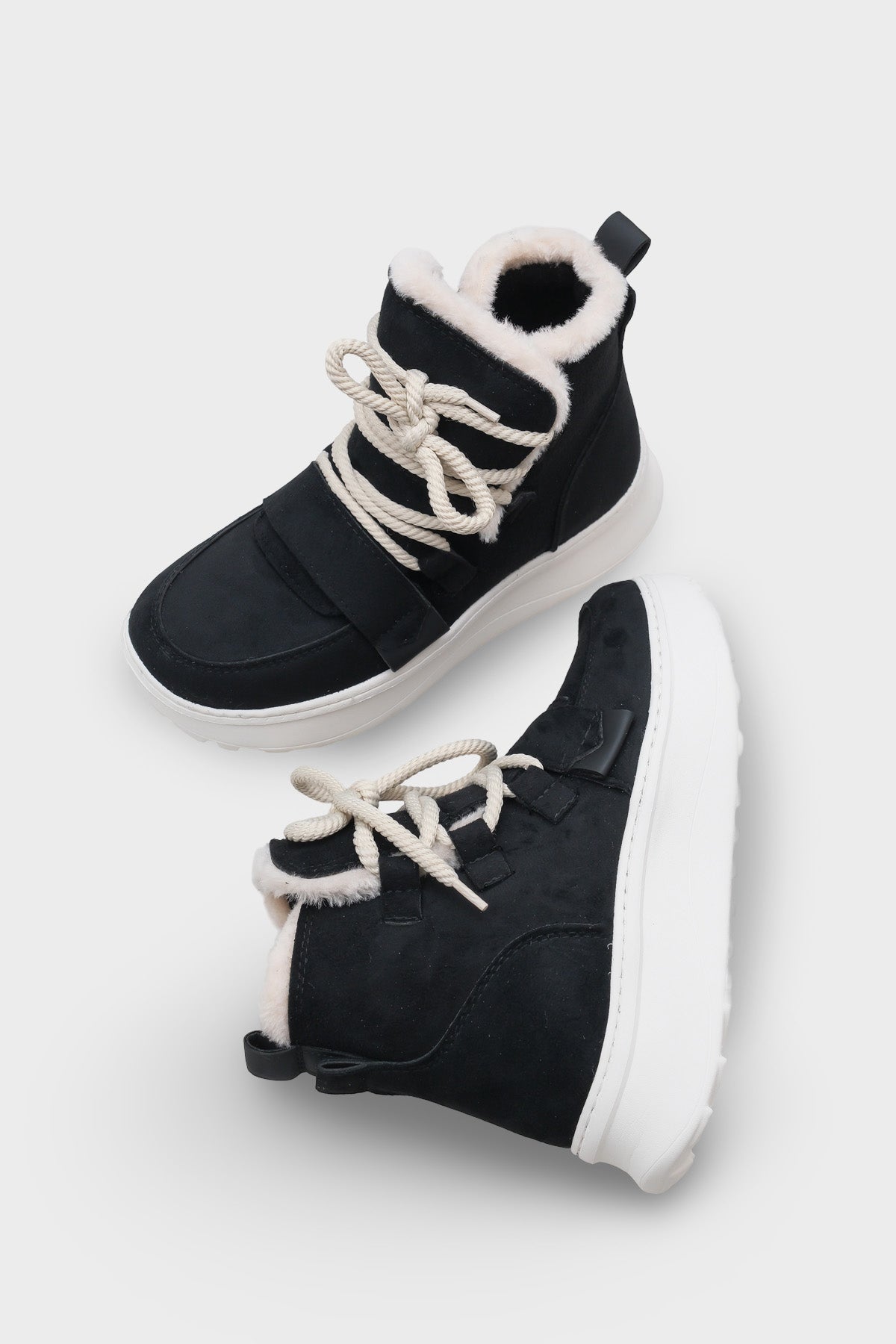 Agatha Kürklü Kadın Bot