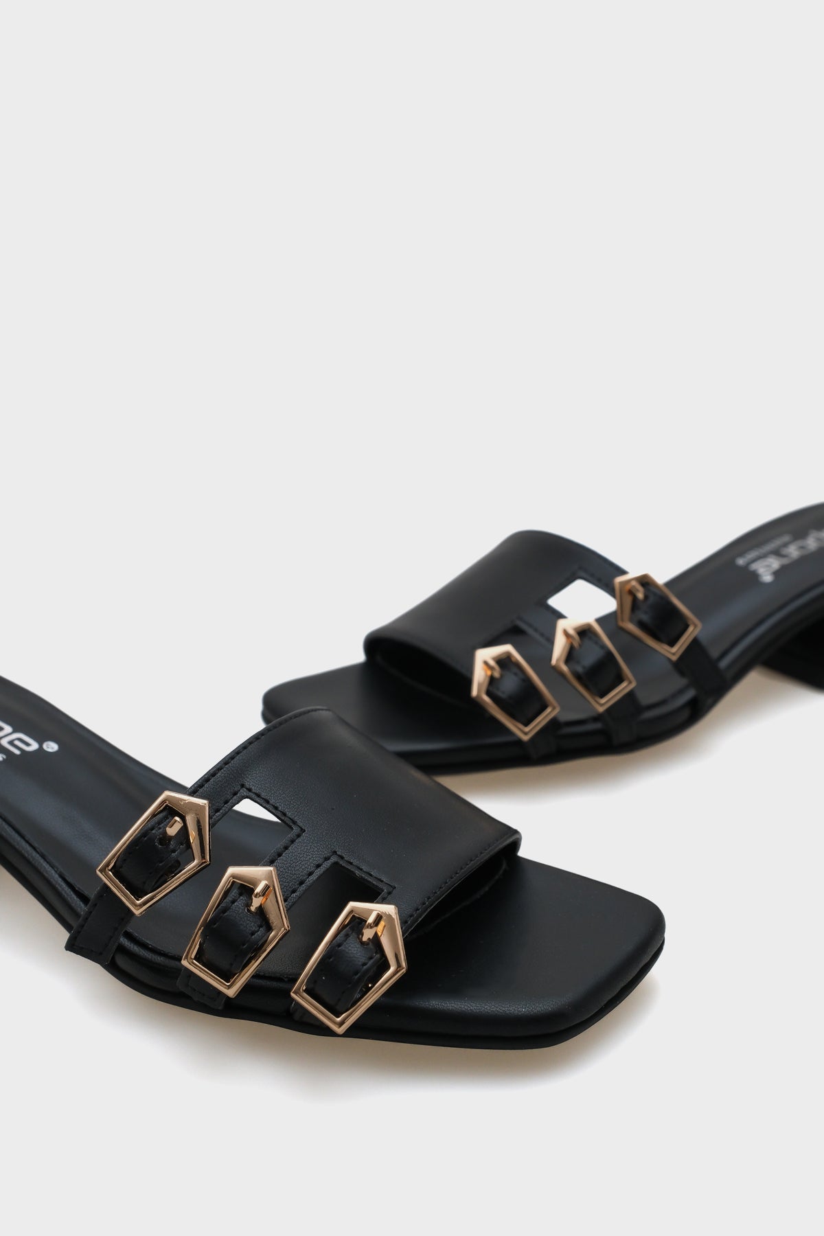 Lesley Kısa Topuklu Küt Burunlu Tokalı Kadın Terlik