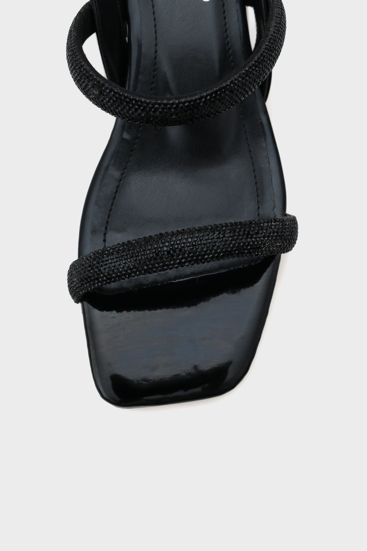 Coral Küt Burunlu Taşlı Çift Kalın Bantlı Kısa Topuklu Rugan Kadın Sandalet