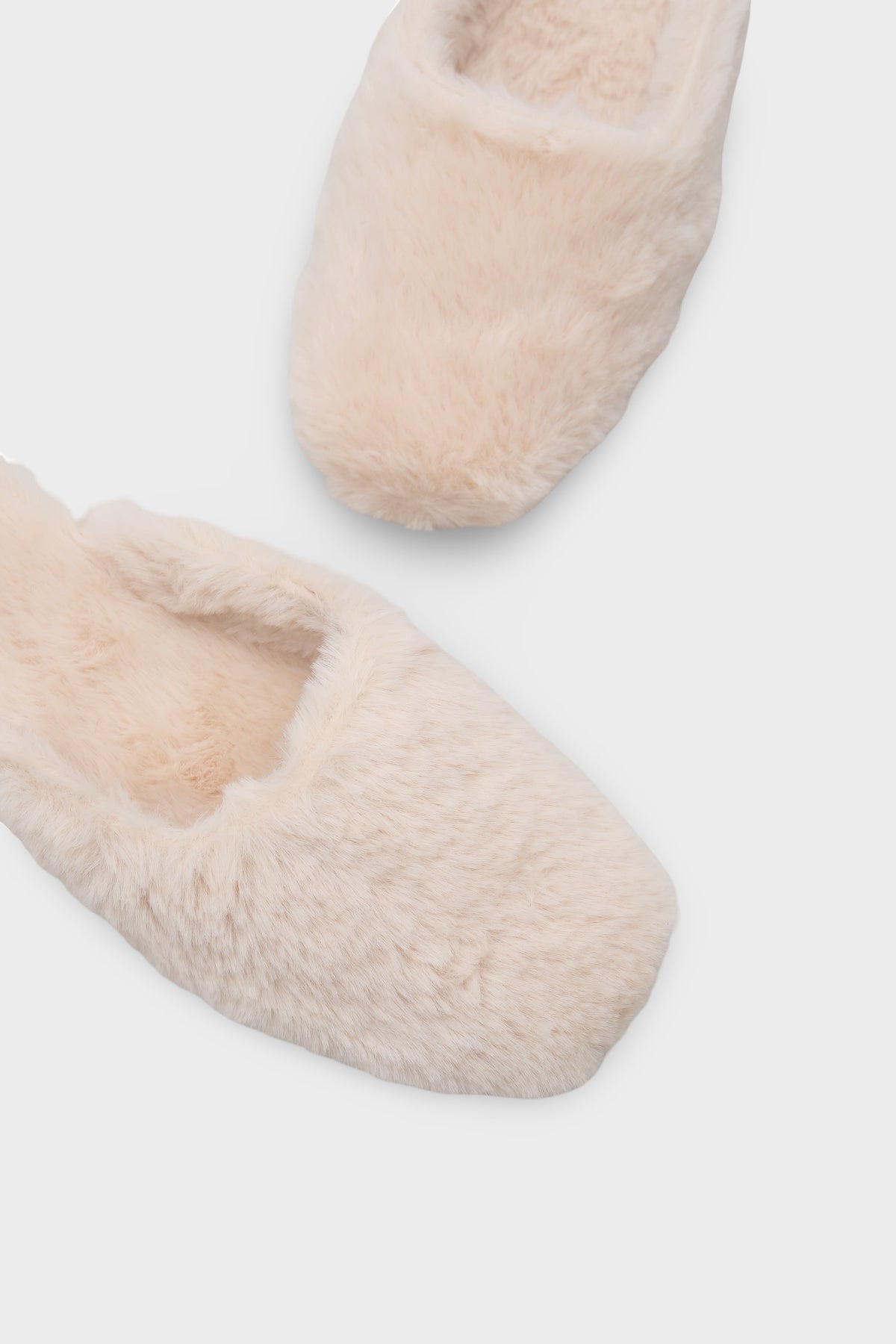 Cecile Kadın Peluş Burnu Kapalı Terlik