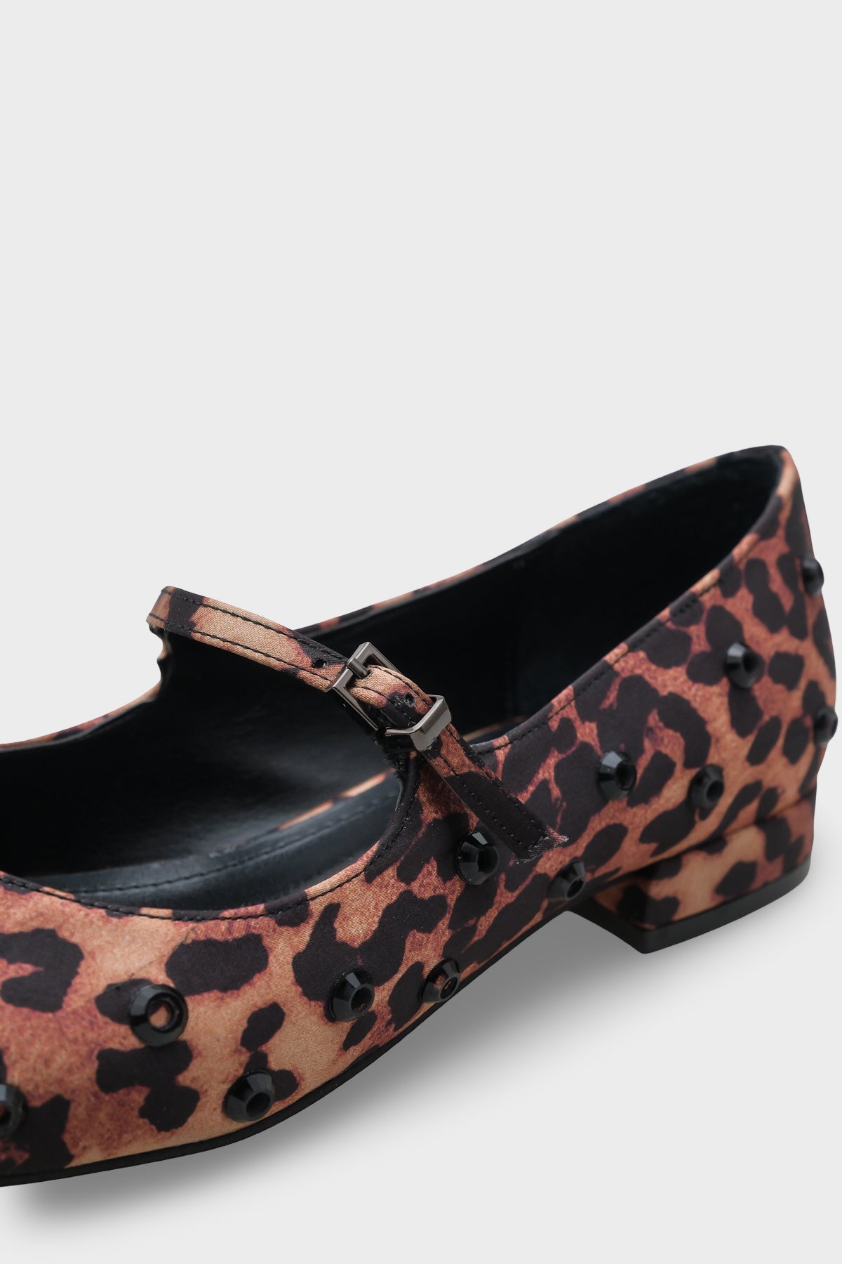 Shayla Küt Burunlu Zımbalı Tokalı Kadın Babet