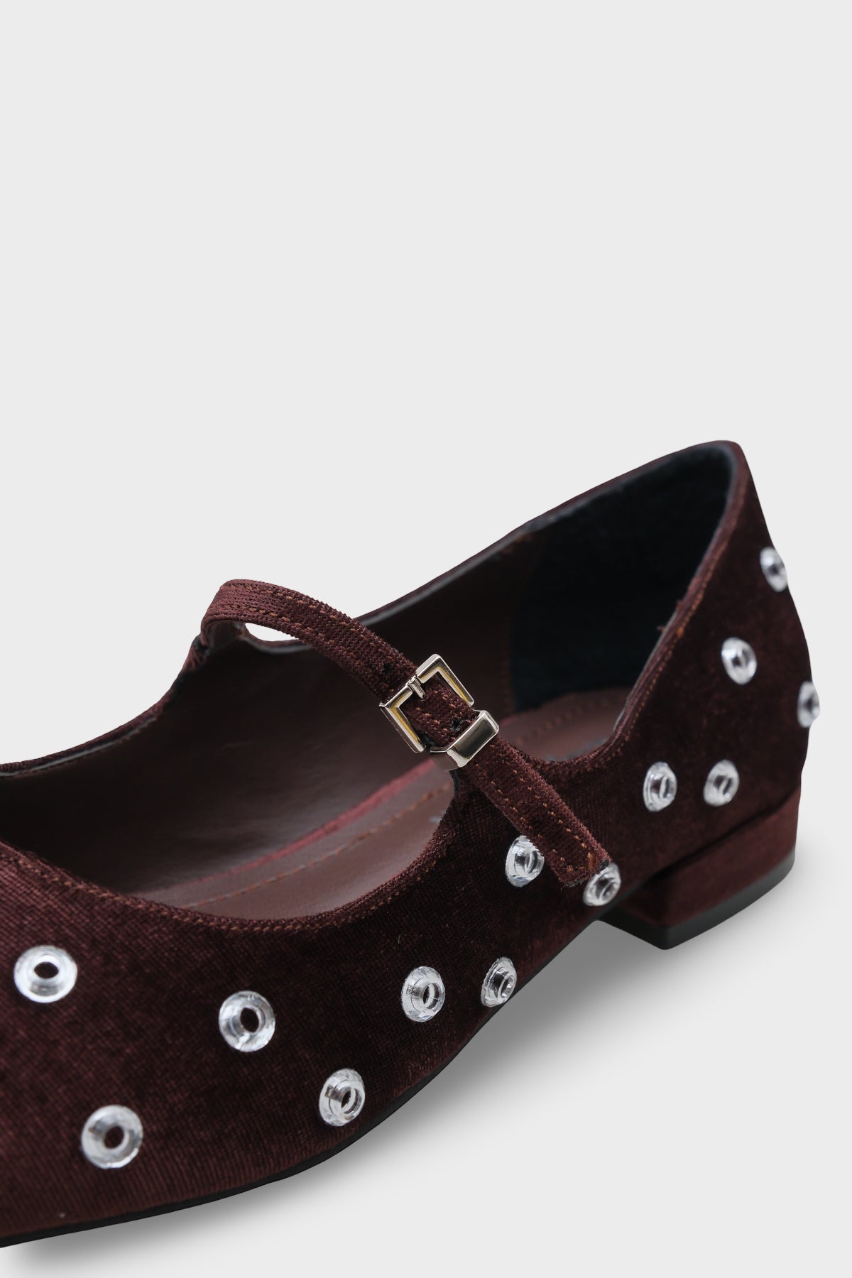 Shayla Küt Burunlu Zımbalı Tokalı Kadın Babet