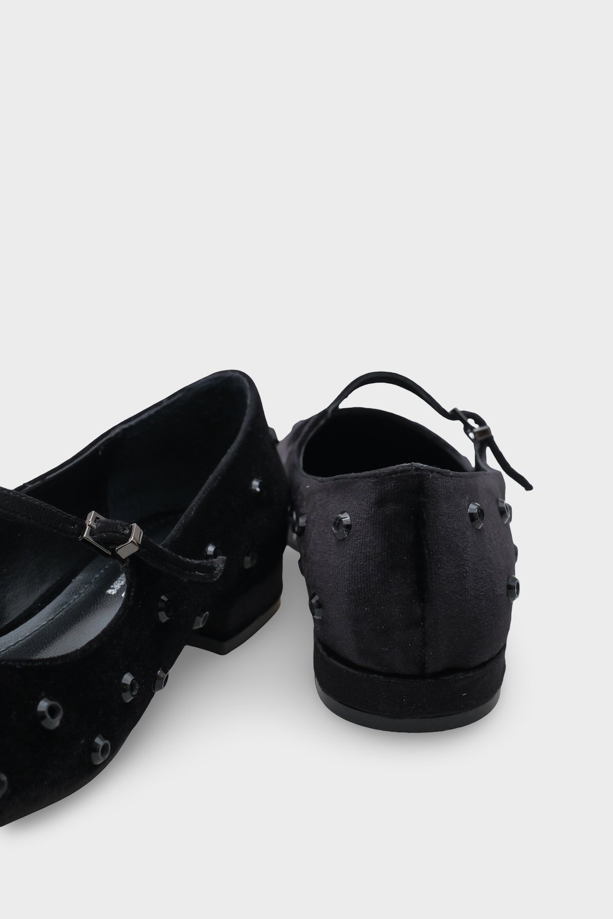 Shayla Küt Burunlu Zımbalı Tokalı Kadın Babet