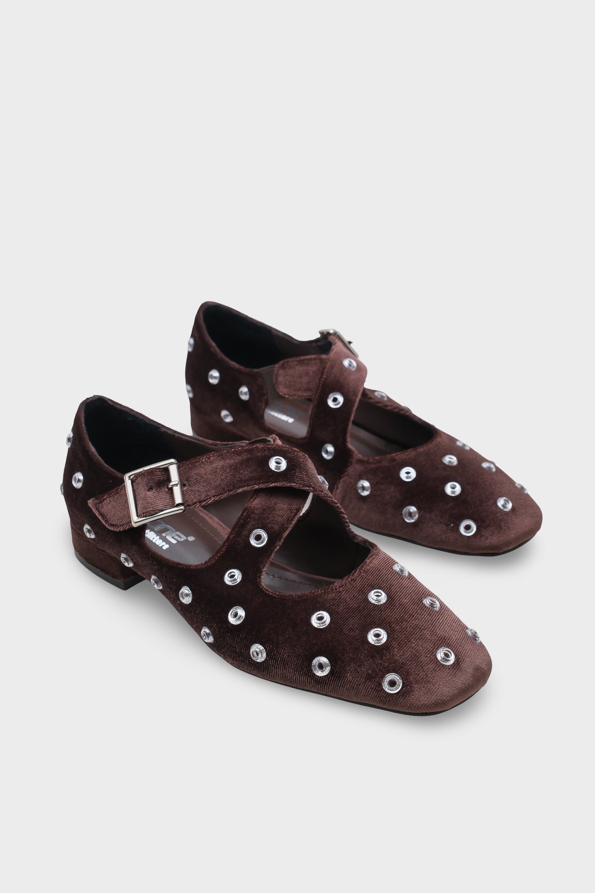 Janeta Kadife Küt Burunlu Zımbalı Çapraz Bantlı Kadın Babet