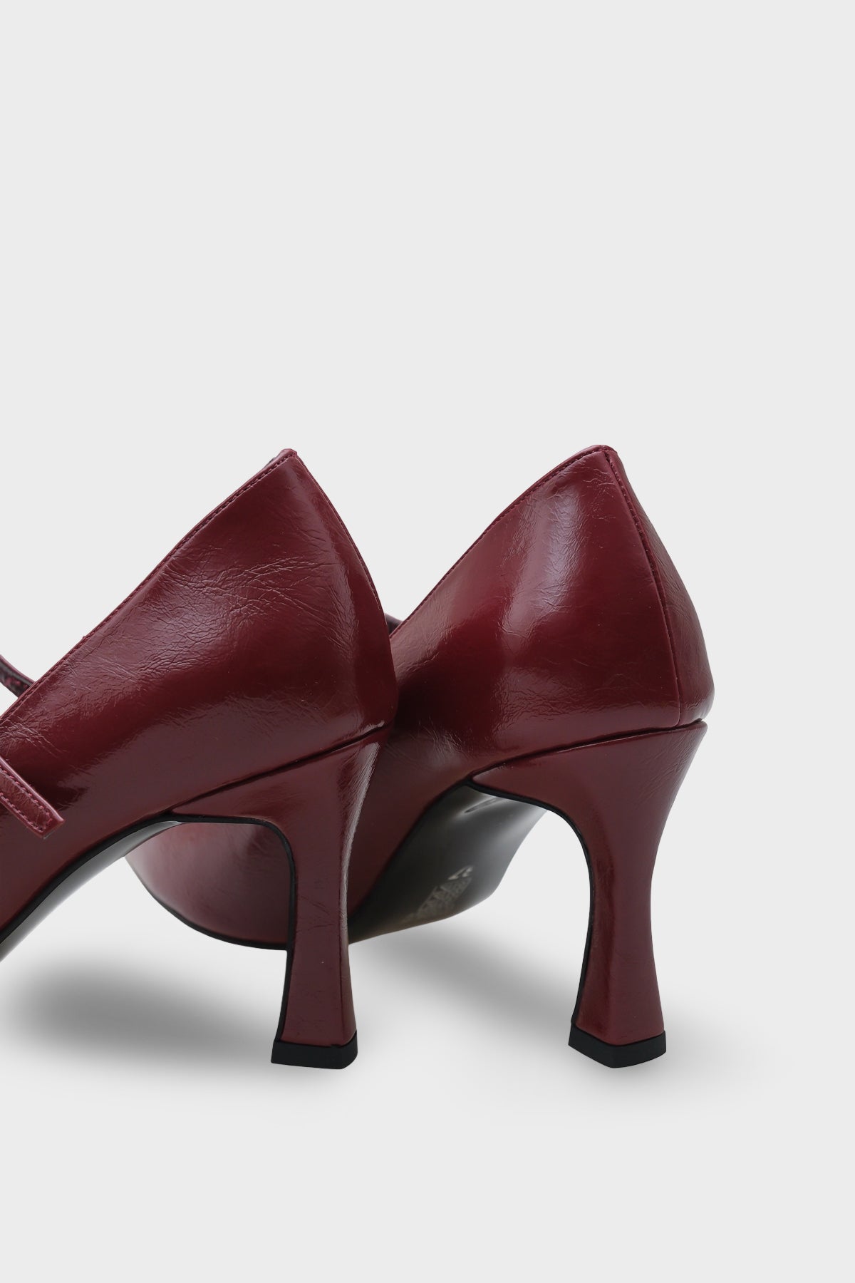 Leigh Sivri Metal Burunlu Orta Topuklu Rugan Görünümlü Kadın Ayakkabı