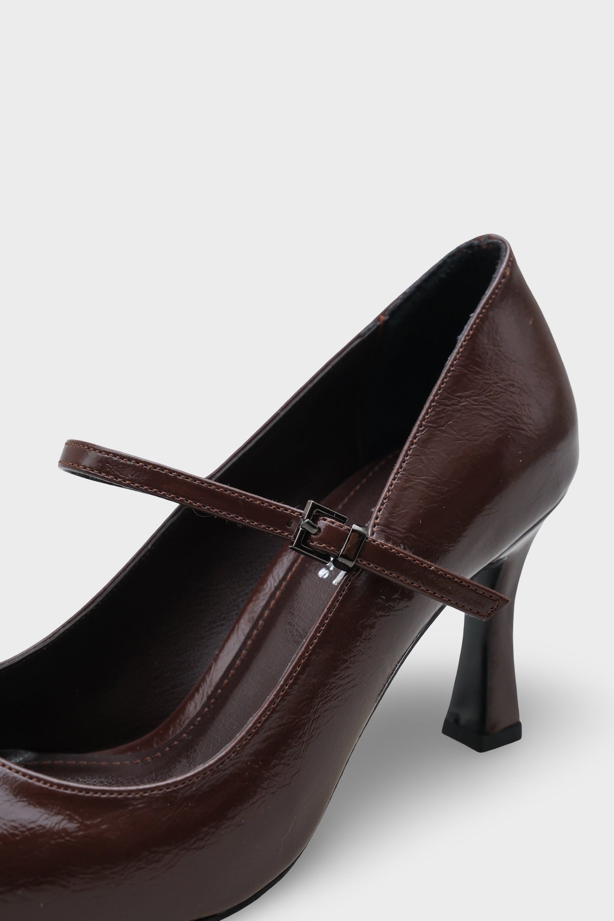 Leigh Sivri Metal Burunlu Orta Topuklu Rugan Görünümlü Kadın Ayakkabı