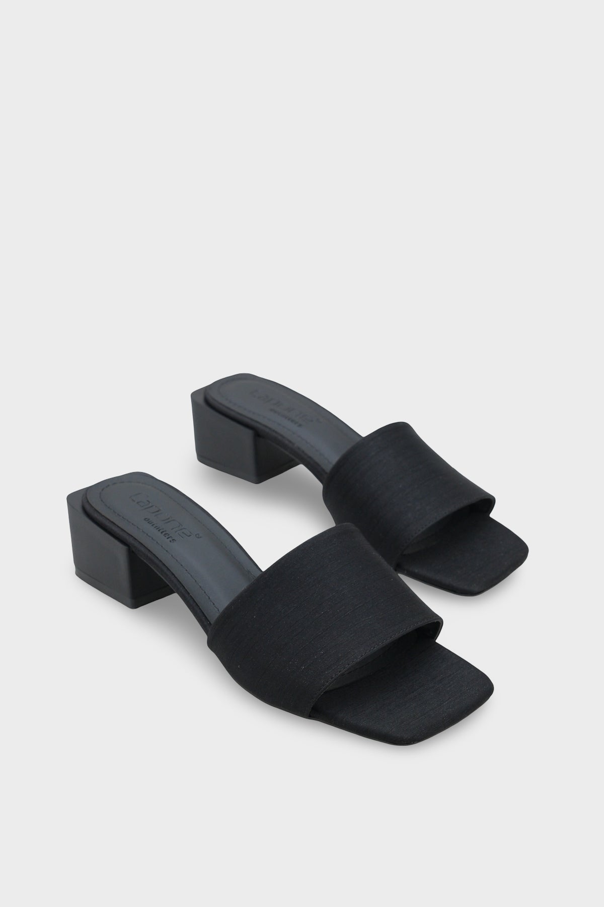 Cathleen  Küt Burunlu Orta Topuklu Saten Kadın Terlik