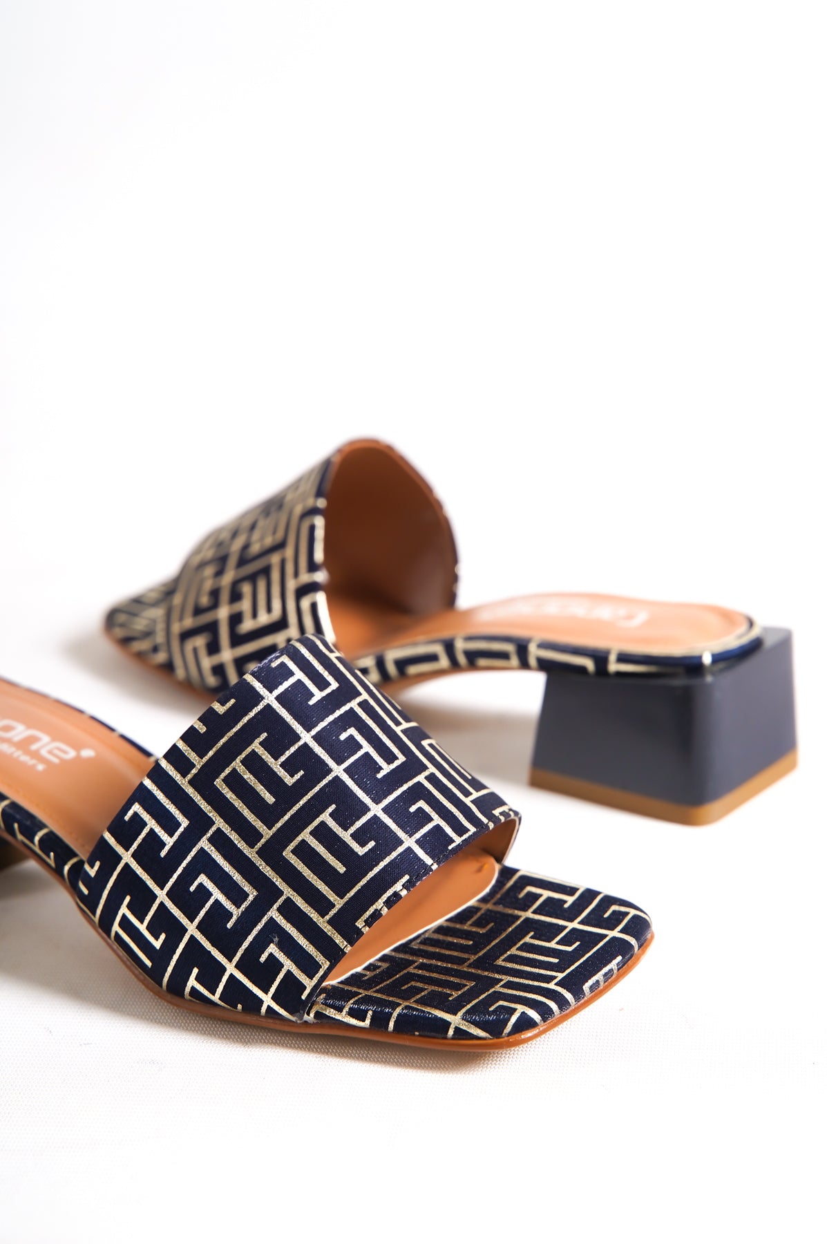 Cathleen  Küt Burunlu Orta Topuklu Saten Kadın Terlik