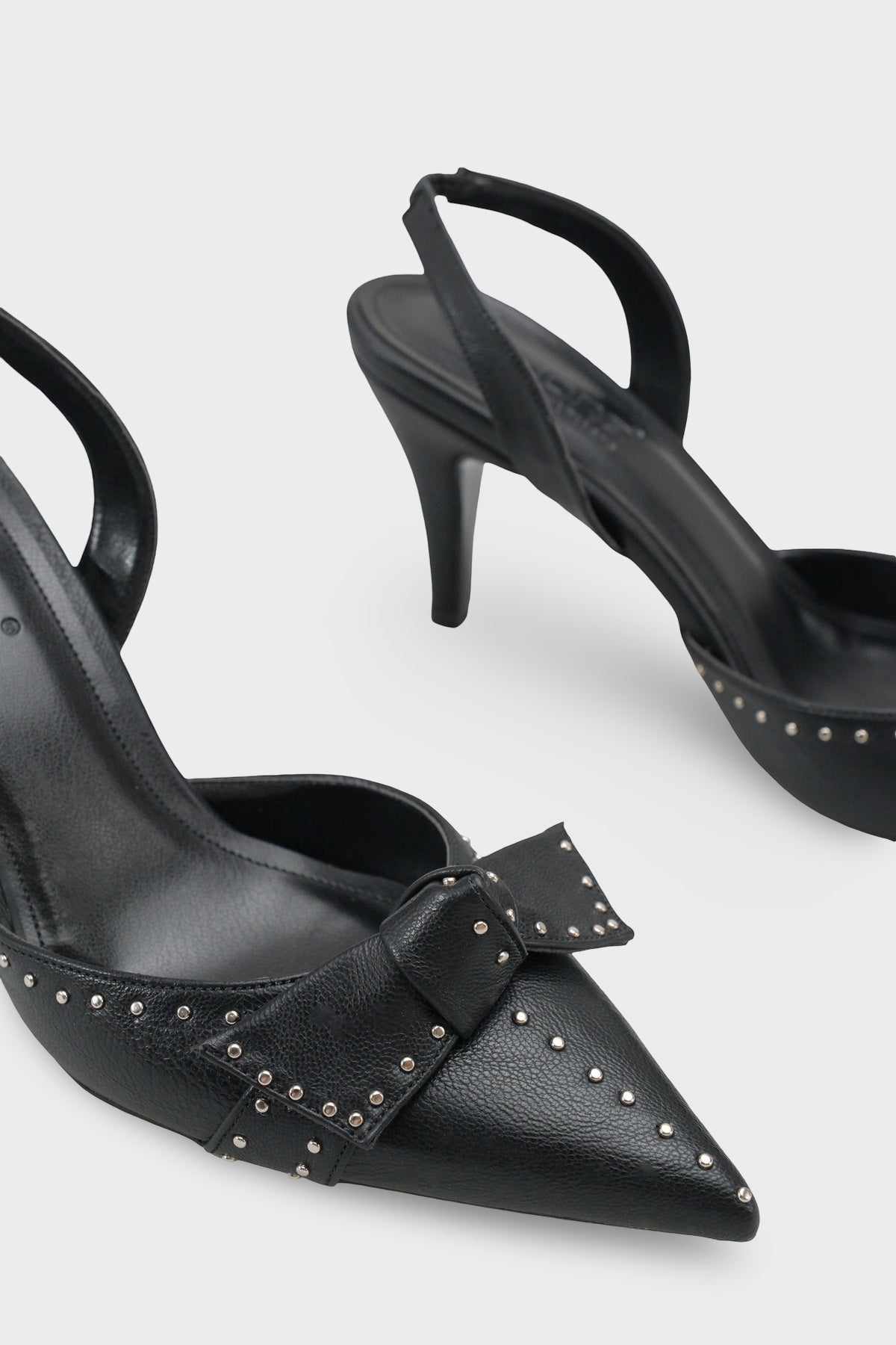 Gisela Orta Topuklu Metal Zımbalı Fiyonklu Arkası Açık Kadın Ayakkabı