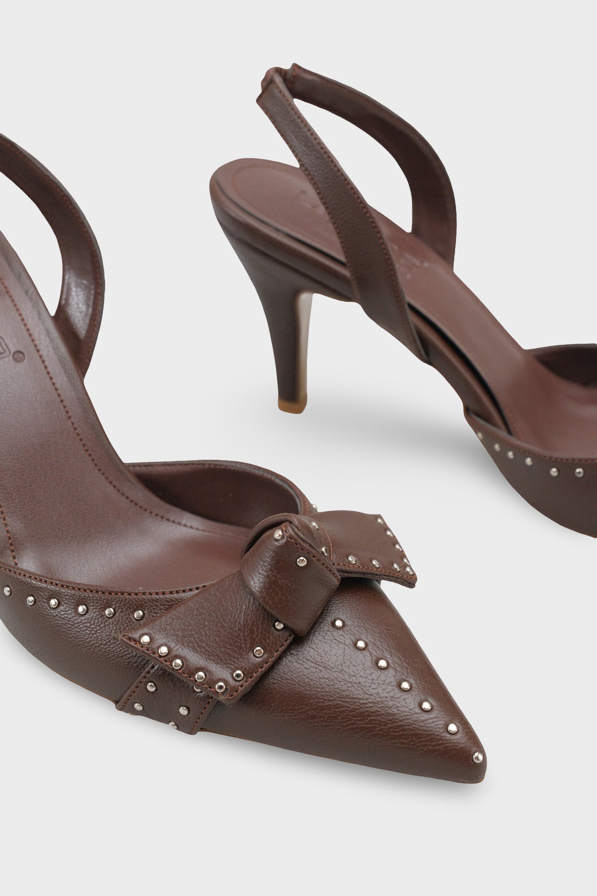 Gisela Orta Topuklu Metal Zımbalı Fiyonklu Arkası Açık Kadın Ayakkabı