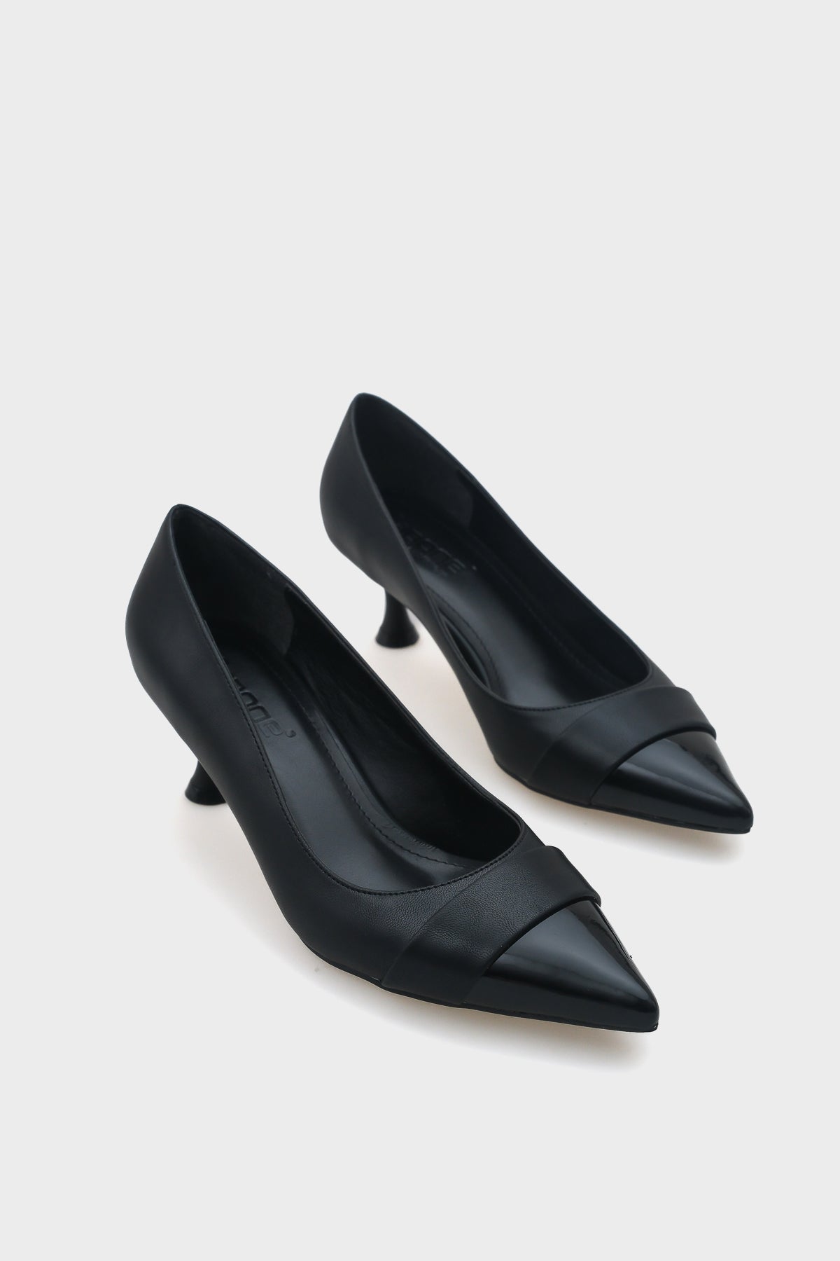 Helena Sivri Burunlu Rugan Detaylı Orta Topuk Kadın Ayakkabı
