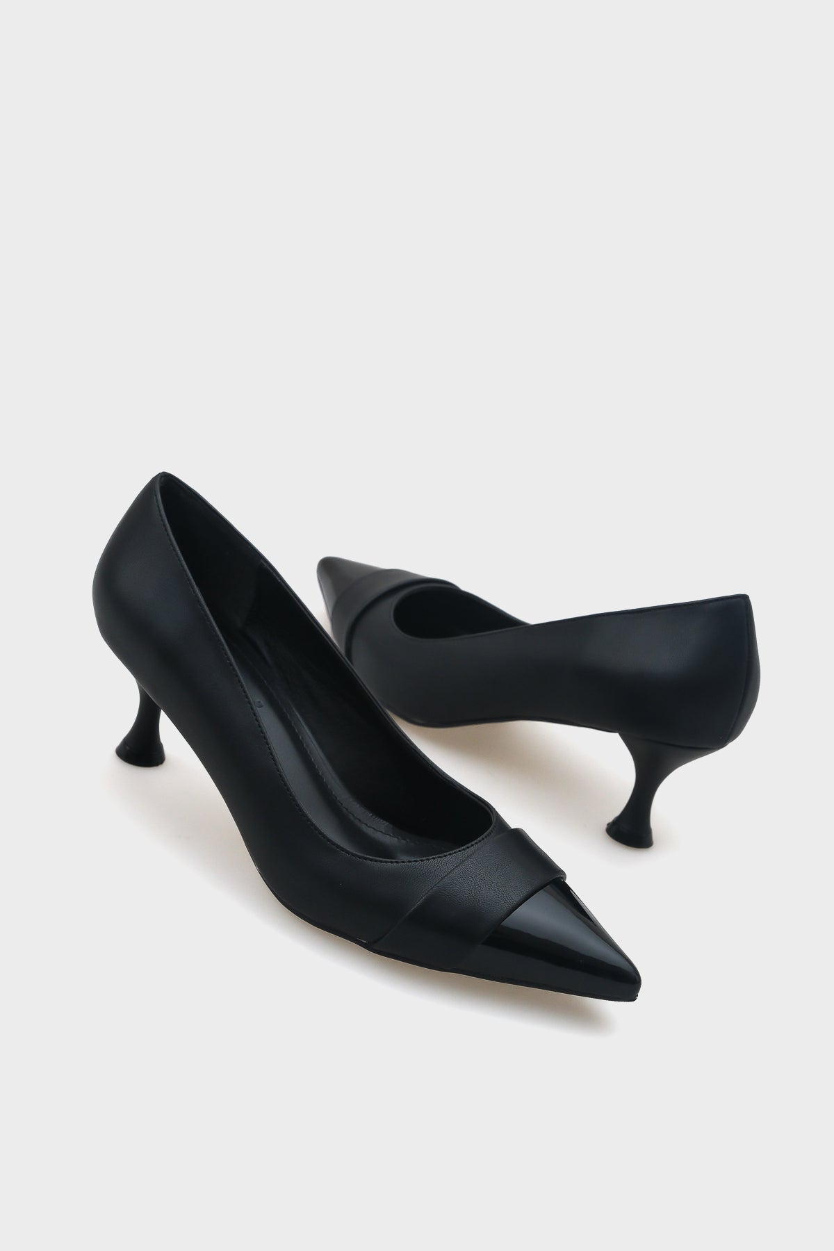 Helena Sivri Burunlu Rugan Detaylı Orta Topuk Kadın Ayakkabı