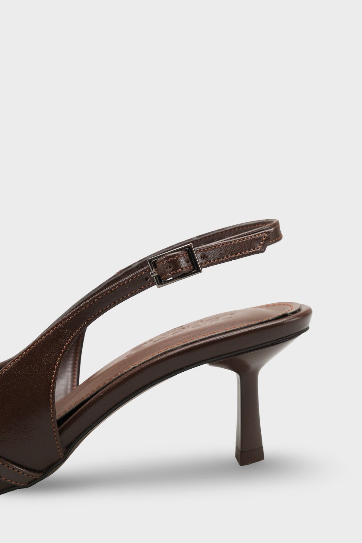 Sarine Sivri Burunlu Orta Topuklu Çapraz Tokalı Arkası Açık Kadın Ayakkabı