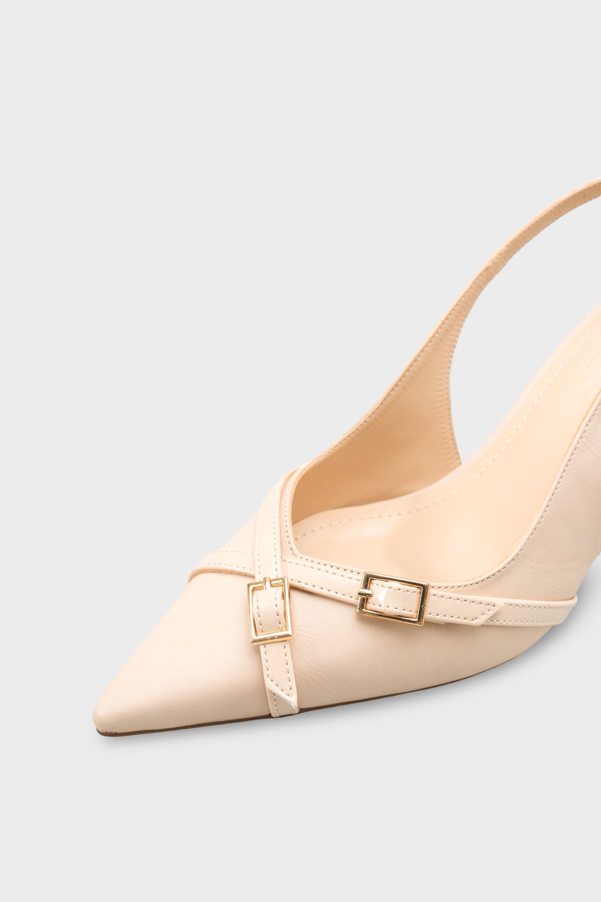 Sarine Sivri Burunlu Orta Topuklu Çapraz Tokalı Arkası Açık Kadın Ayakkabı