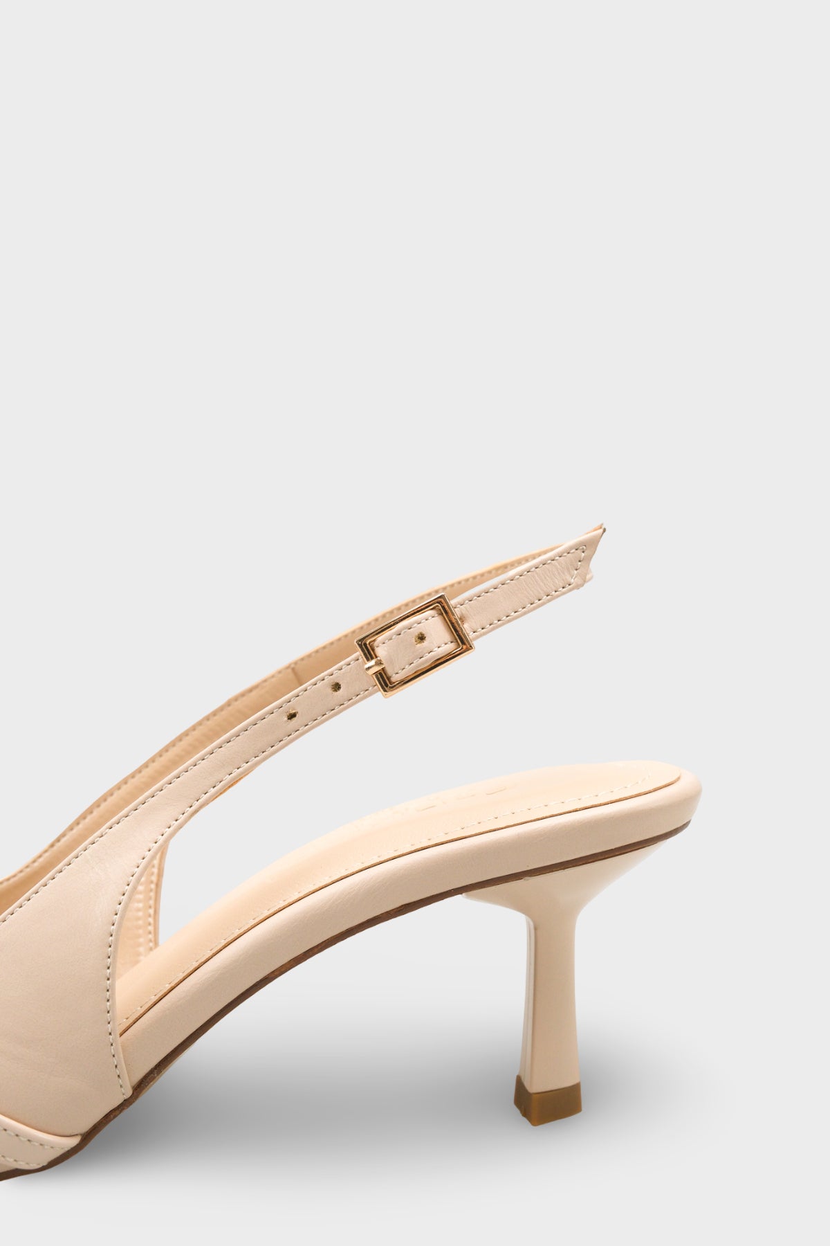 Sarine Sivri Burunlu Orta Topuklu Çapraz Tokalı Arkası Açık Kadın Ayakkabı