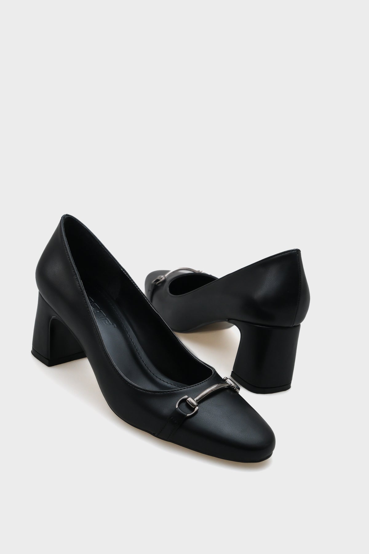 Rayna Yuvarlak Burunlu Orta Topuklu Metal Aksesuarlı Kadın Ayakkabı