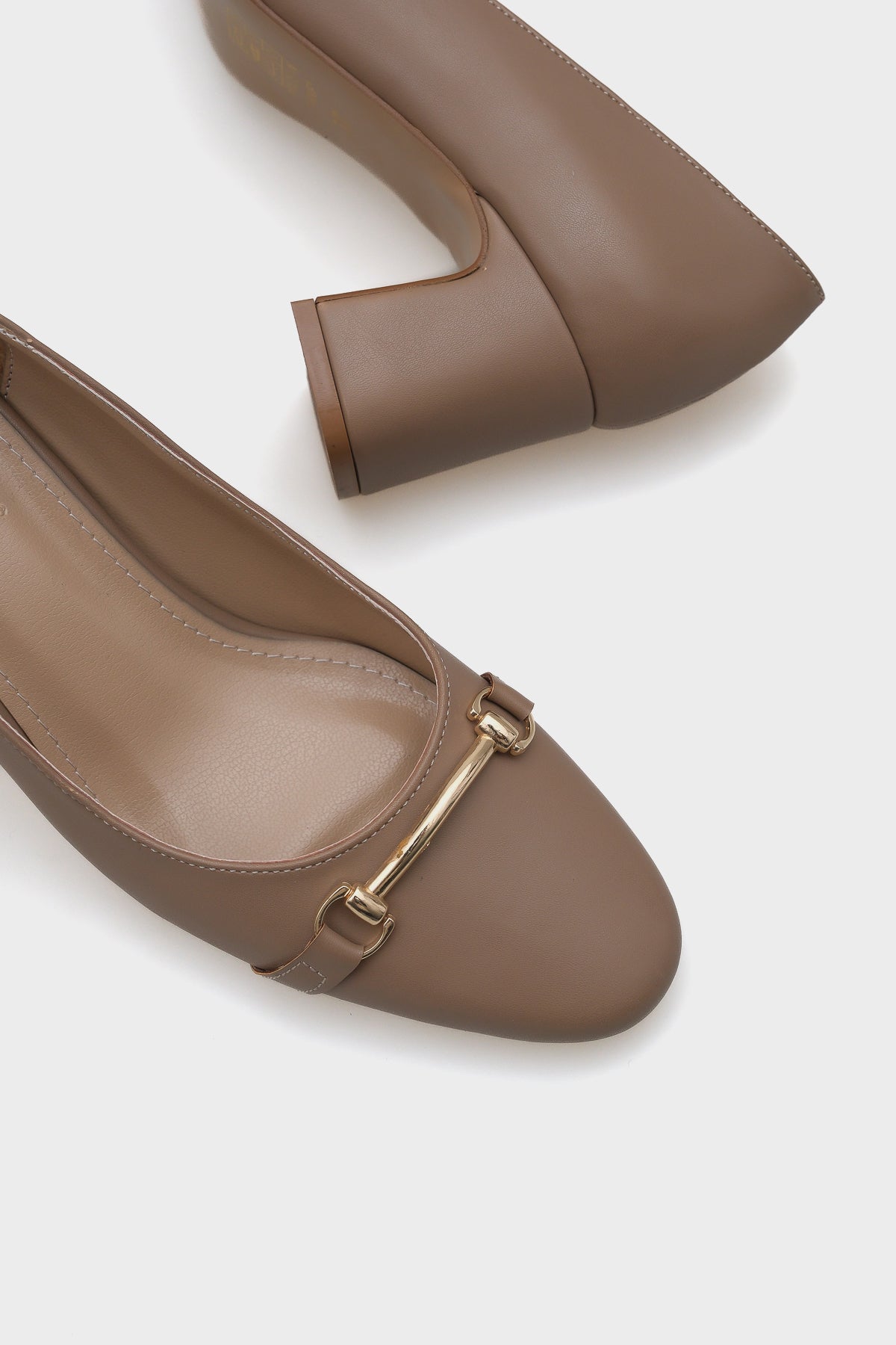 Rayna Yuvarlak Burunlu Orta Topuklu Metal Aksesuarlı Kadın Ayakkabı