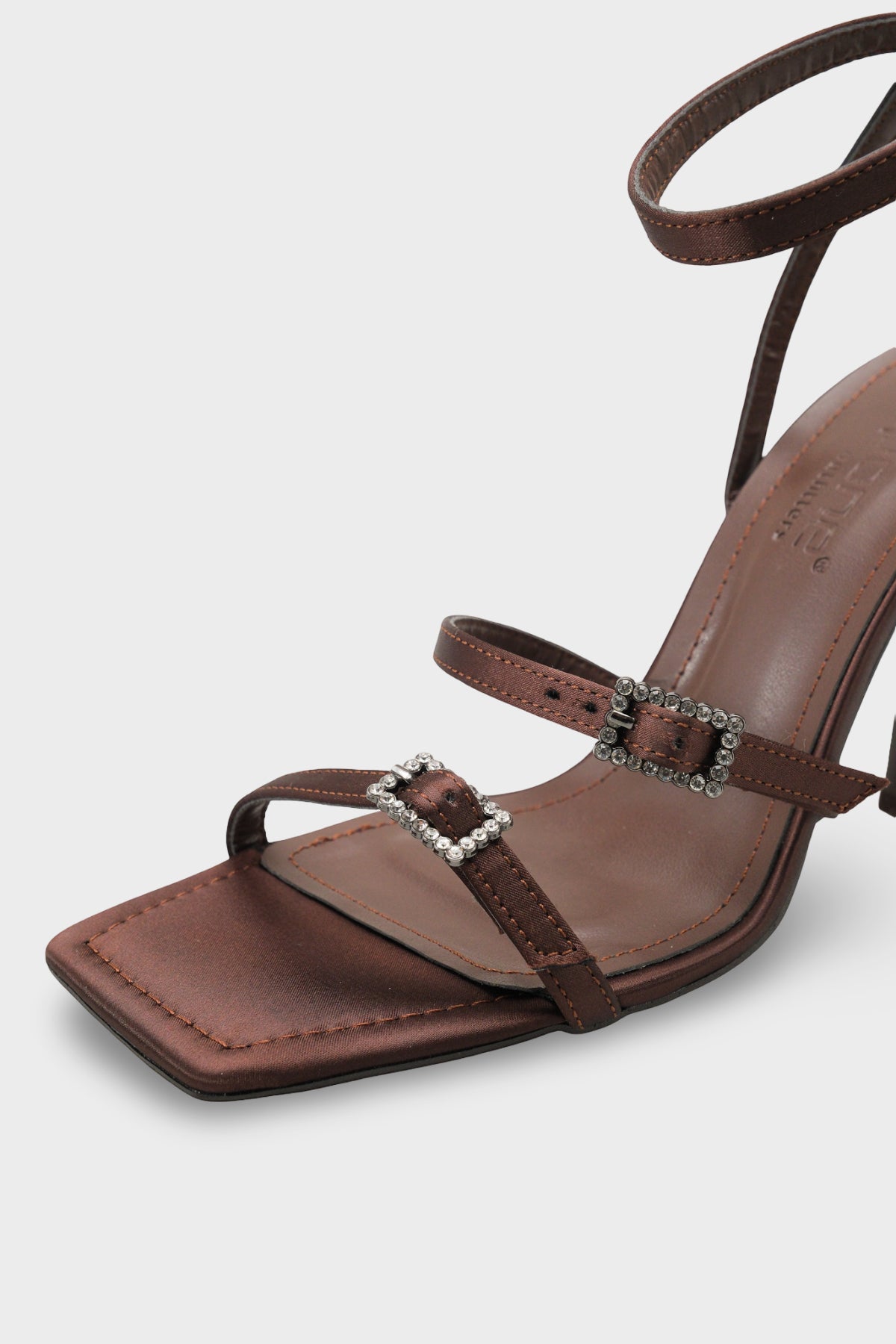 Connie Küt Burunlu Bilekten Bantlı Taşlı Tokalı Orta Topuklu Kadın Ayakkabı