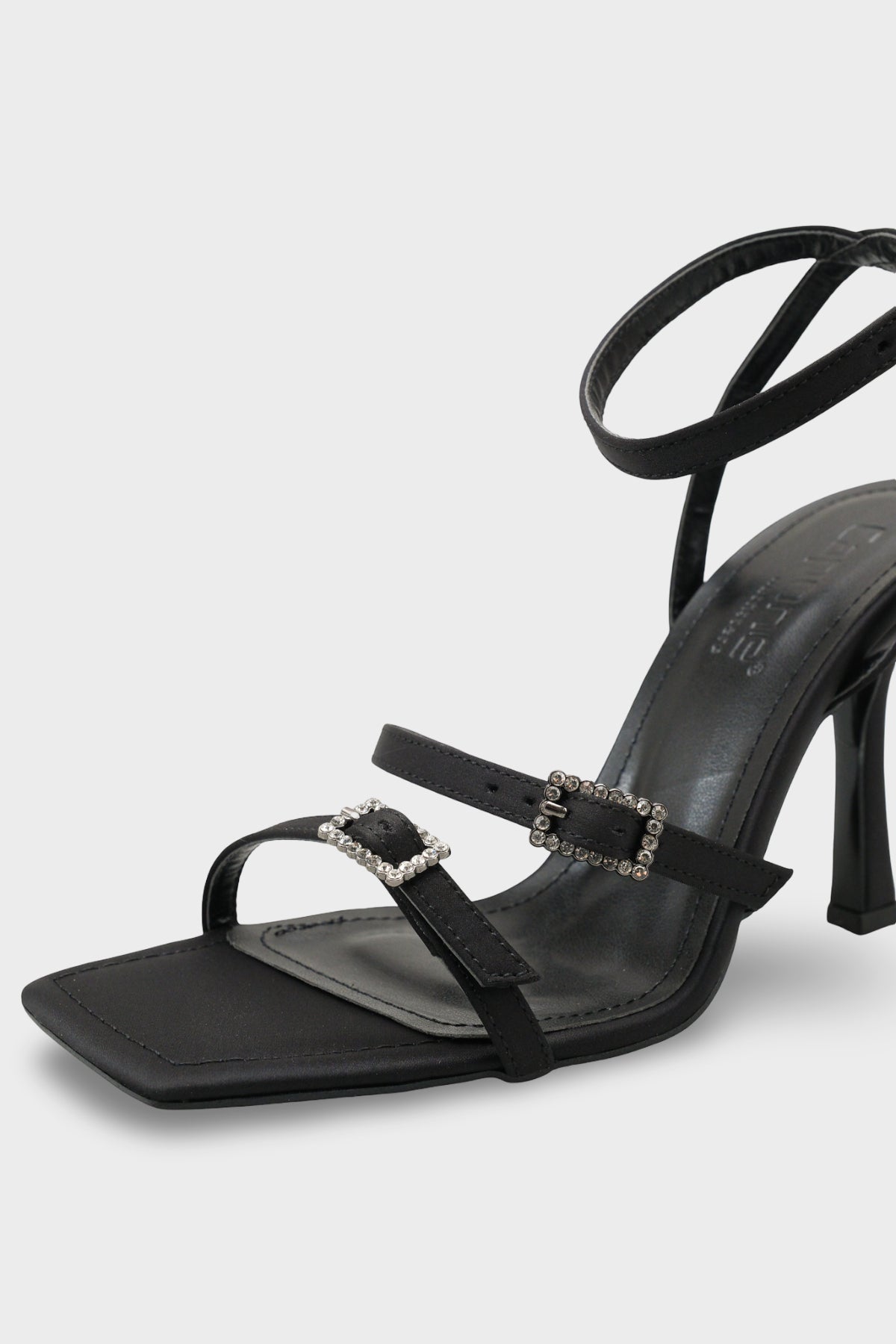 Connie Küt Burunlu Bilekten Bantlı Taşlı Tokalı Orta Topuklu Kadın Ayakkabı