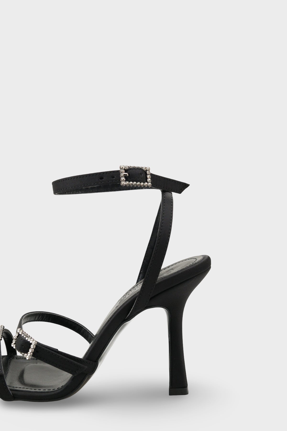 Connie Küt Burunlu Bilekten Bantlı Taşlı Tokalı Orta Topuklu Kadın Ayakkabı