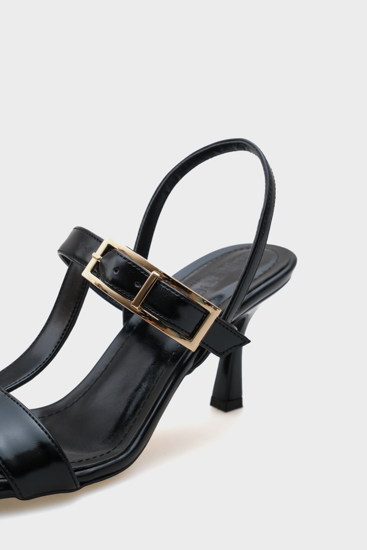 Thia Orta Topuklu Tek Bantlı Metal Tokalı Kadın Sandalet